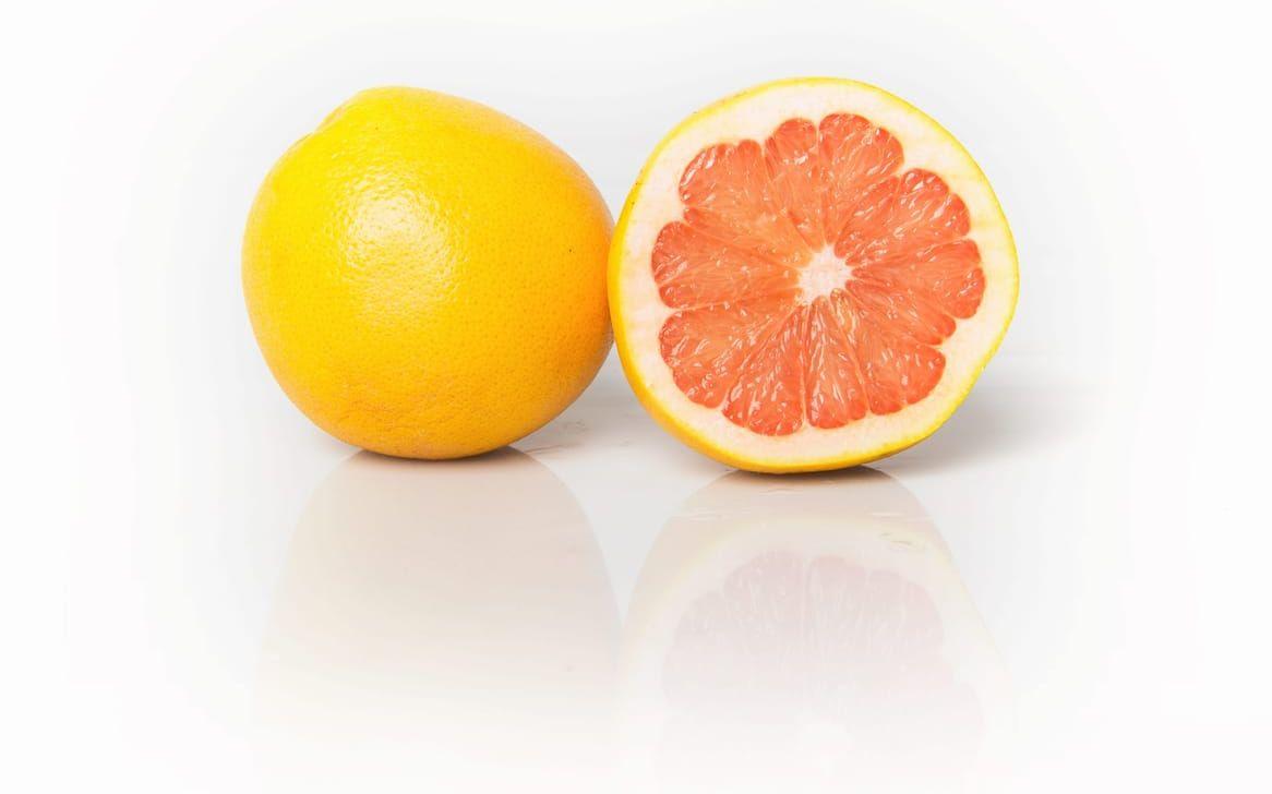 Grapefrukt. De första grapefruktträden dokumenterades på Barbados på 1700-talet. Grapefrukt anses ha uppstått genom korsning mellan apelsin och pomelo. Frukterna innehåller små mängder kinin, som ger grapefrukten dess något bittra smak.