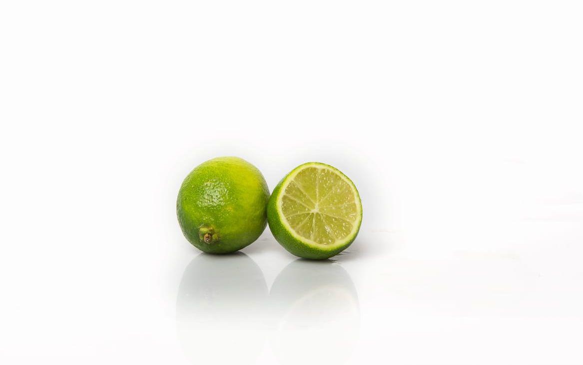 Lime. Lime är en släkting till citronen. Den är rund, mindre än citronen och har tunt, blankt, grönt skal. Fruktköttet är ljust gulgrönt. Lime används på samma sätt som citron och den har fin, syrlig och aromatisk smak.