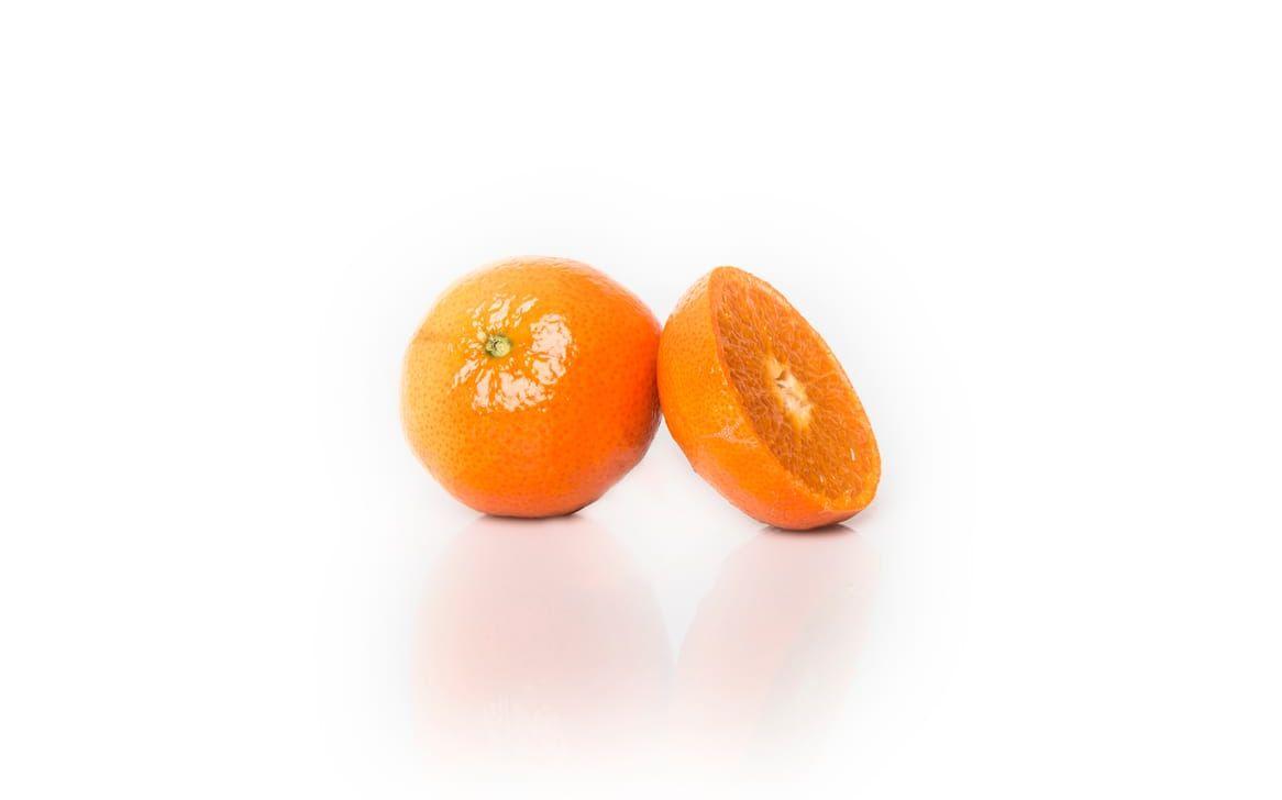Clementin. Clementin uppkom genom en korsning mellan mandarin och pomerans år 1902. Clementinen har orange skal och fruktkött. Smaken är intensiv, söt och uppfriskande. Fruktköttet är mycket saftigt och frukterna lätta att skala. De är nästan alltid kärnfria.