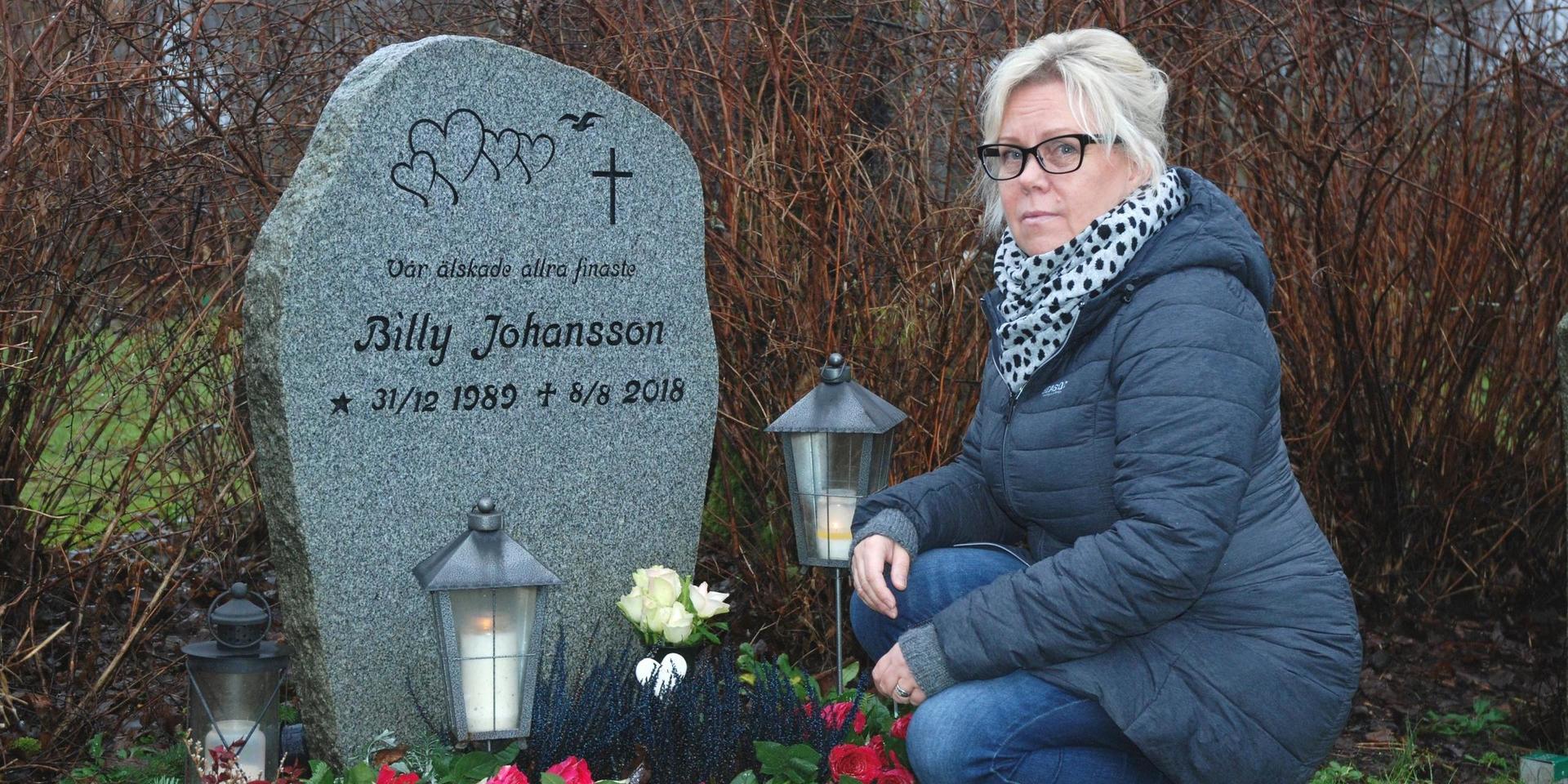 För två och ett halvt år sedan mördades Rebecka Raija Jarnbergers son Billy. Rebecka besöker ofta graven på S:t Sigfrids griftegård i Borås. Här samlar hon sig en stund, tänder ljus och gör fint. &quot;Tiden läker inga sår, men den hjälper mig att klara av att leva med insikten om att Billy inte längre finns&quot;, säger hon.