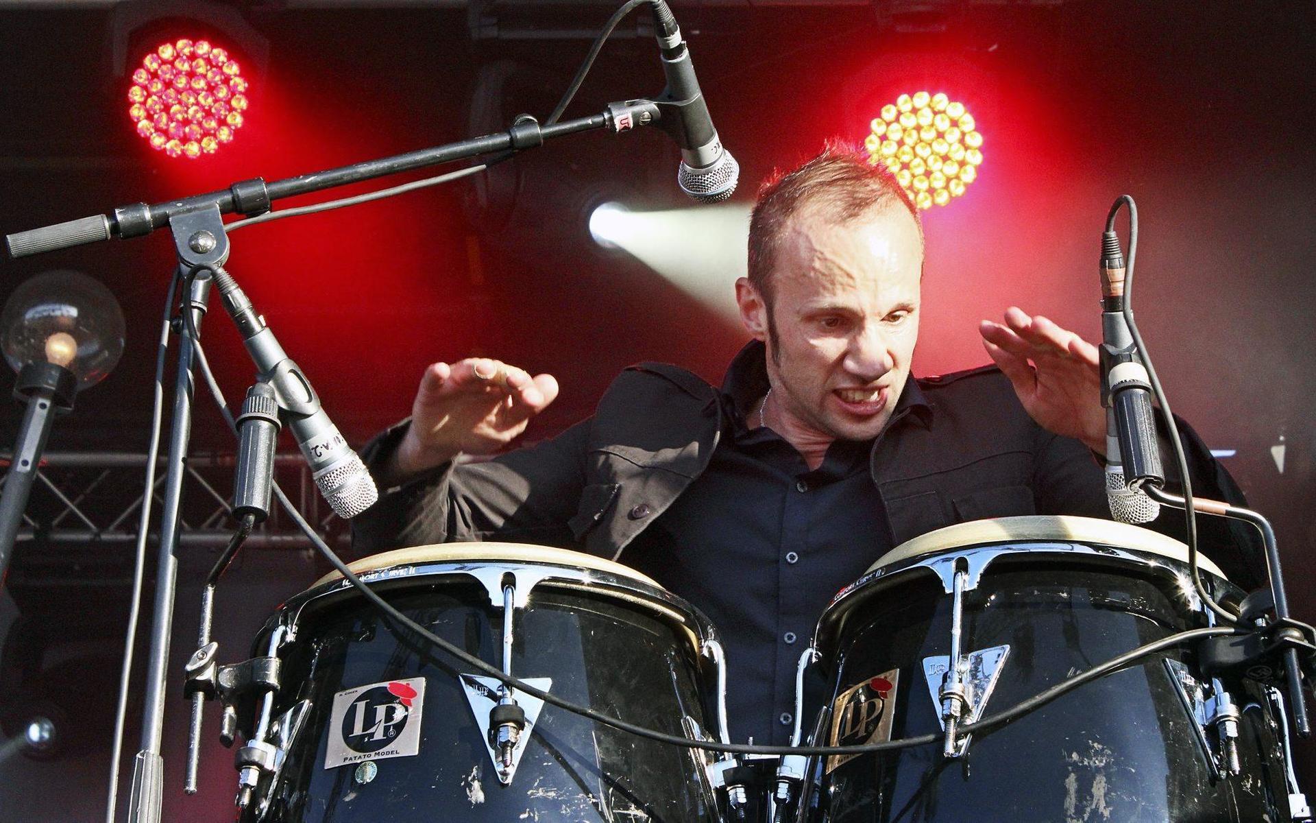 Musikern Finn Björnulfsson trummar på congas vid ett tillfälle då Håkan Hellström spelade på Tanumstrand.