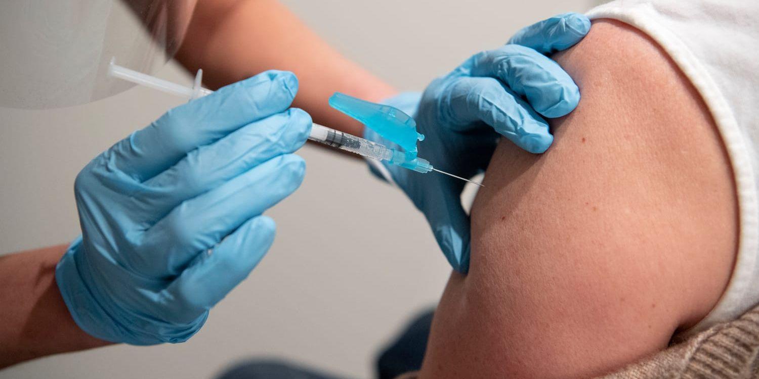 Myndigheterna har tappat sitt starkaste argument för vaccination nu när restriktionerna släpps, menar Emanuel Karlsten. 