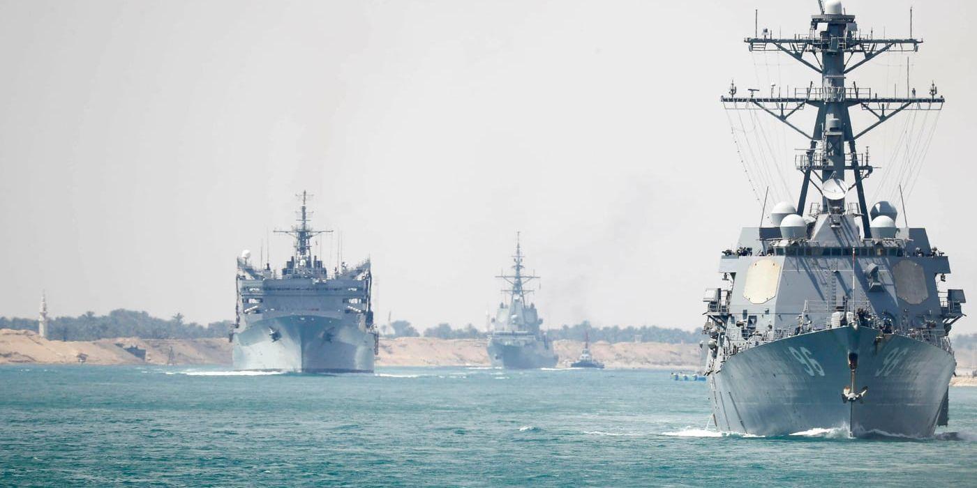 Amerikanska fartyg stationeras i Persiska viken. Här är de på väg genom Suezkanalen i Egypten den 9 maj.