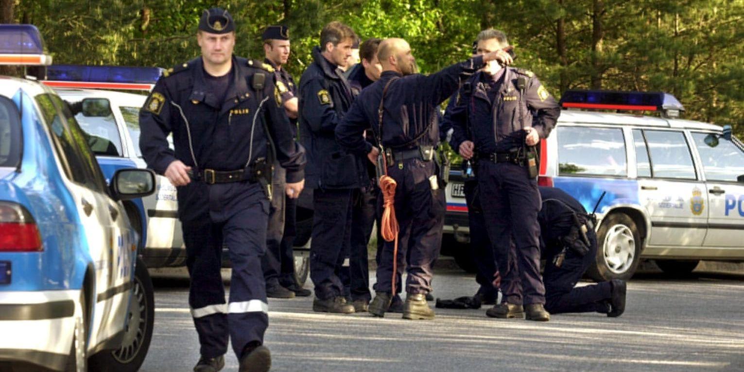 Polis på plats efter att pojken hittats död i maj 2001 i stadsdelen Hovsjö i Södertälje. Arkivbild.