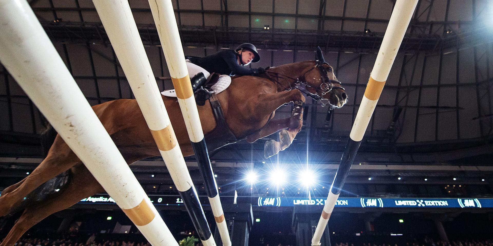Angelica Augustsson Zanotelli och hästen Kalinka van de Nachtegaele tar sig över ett hinder på Sweden International Horse Show i december 2019.