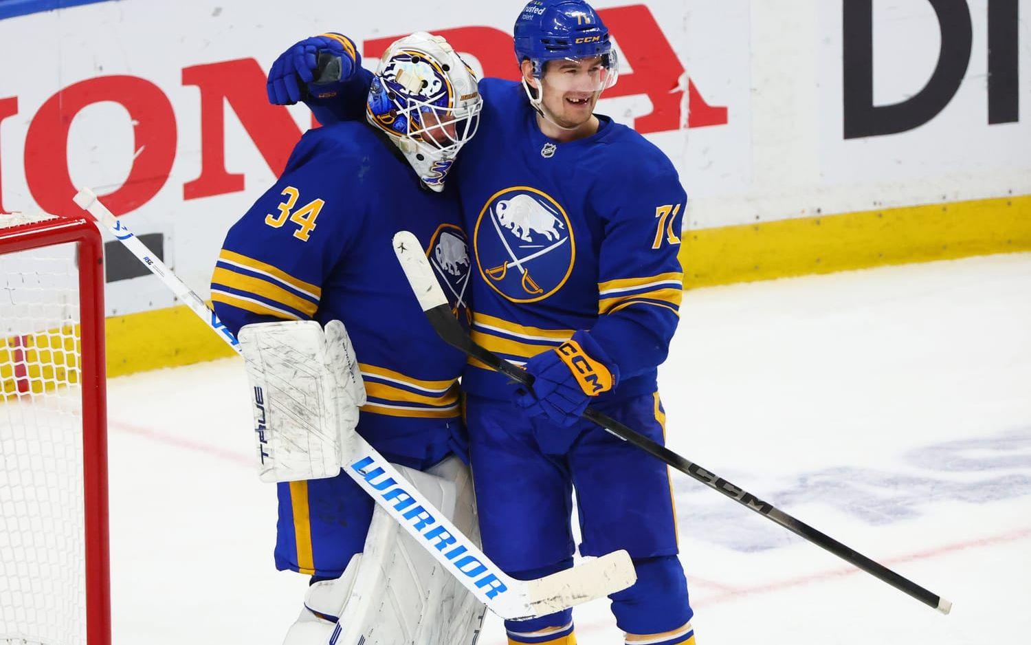 Buffalos Alex Lyon (34) och Ryan McLeod (71) firar segern mot Montreal. 