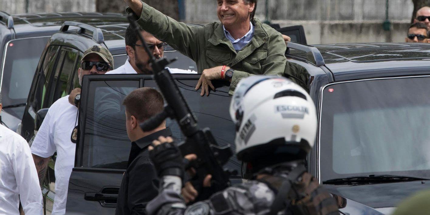 Jair Bolsonaro vinkar efter att ha röstat, söndagen den 28 oktober.