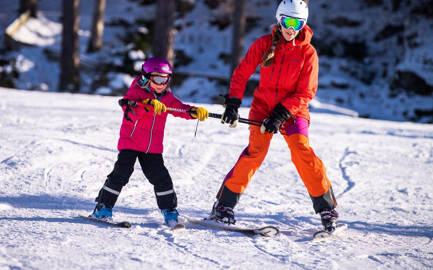 Iselin Haugland åker skidor med mamma Merethe Haugland för första gången i Alebacken. ”Det är underbart. Perfekt för barnen att lära sig. Och det är nära. Det är fördelen att kunna åka hit på en dagstur”, säger Merethe.