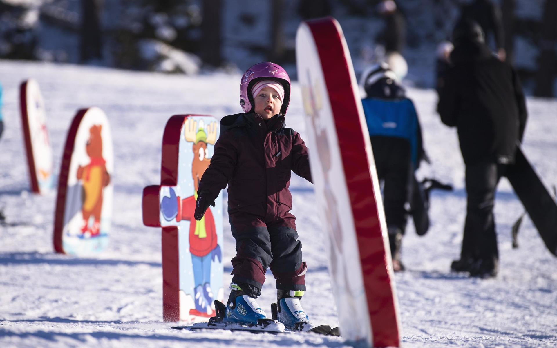 Klara Håkansson, 3 år från Torslanda, åker i barnbackens slalombana. 
