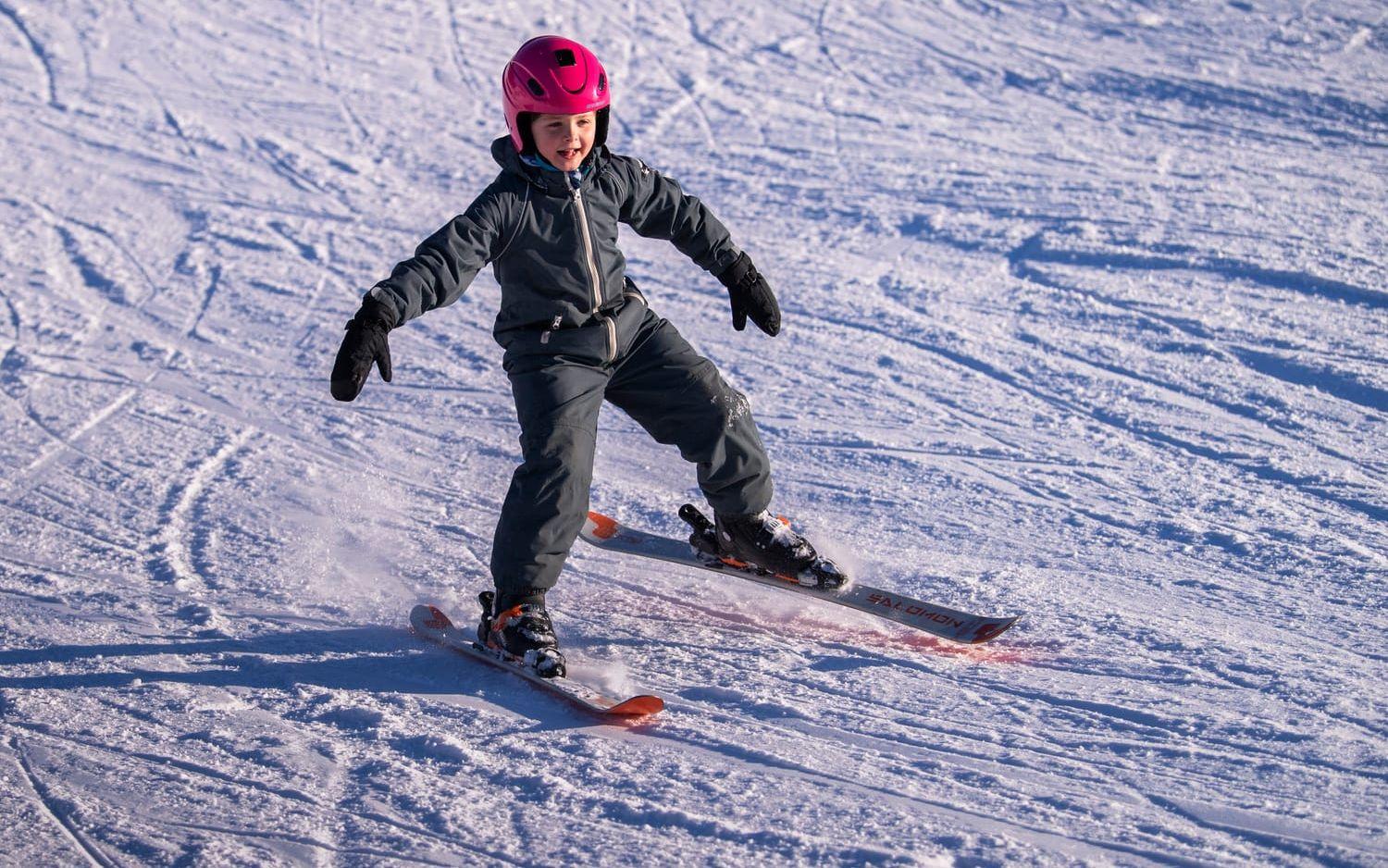 Dagny Borgström, 11 år, åker skidor.