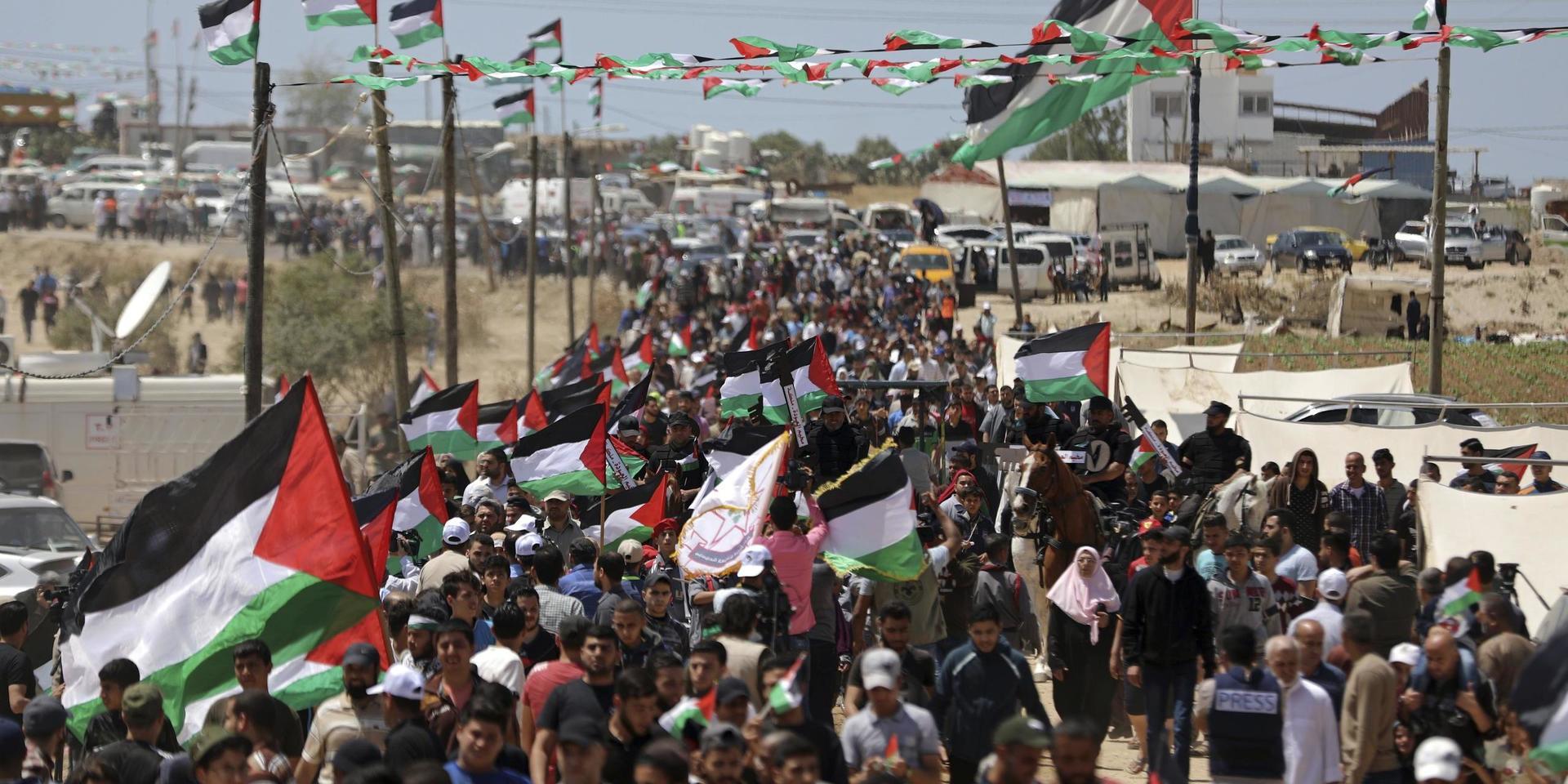 Palestiner protesterar vid Gazaremsans gräns mot Israel.
