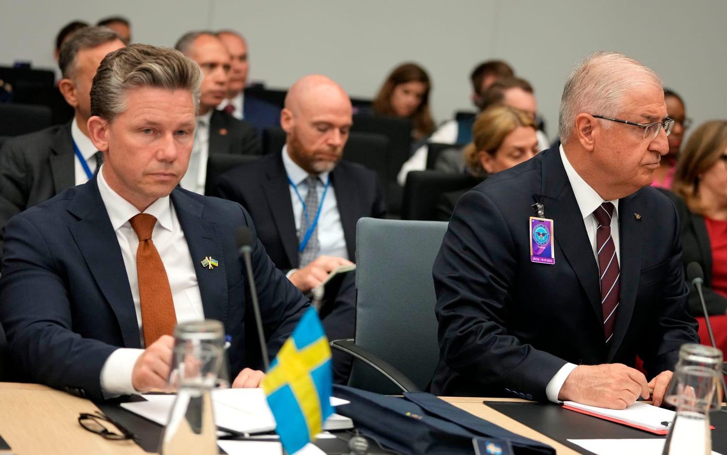 Försvarsminister Pål Jonson och Turkiets nye försvarsminister Yasar Güler sitter sida vid sida inne på ett möte med kontaktgruppen för Ukrainas försvar på Natohögkvarteret i Bryssel.