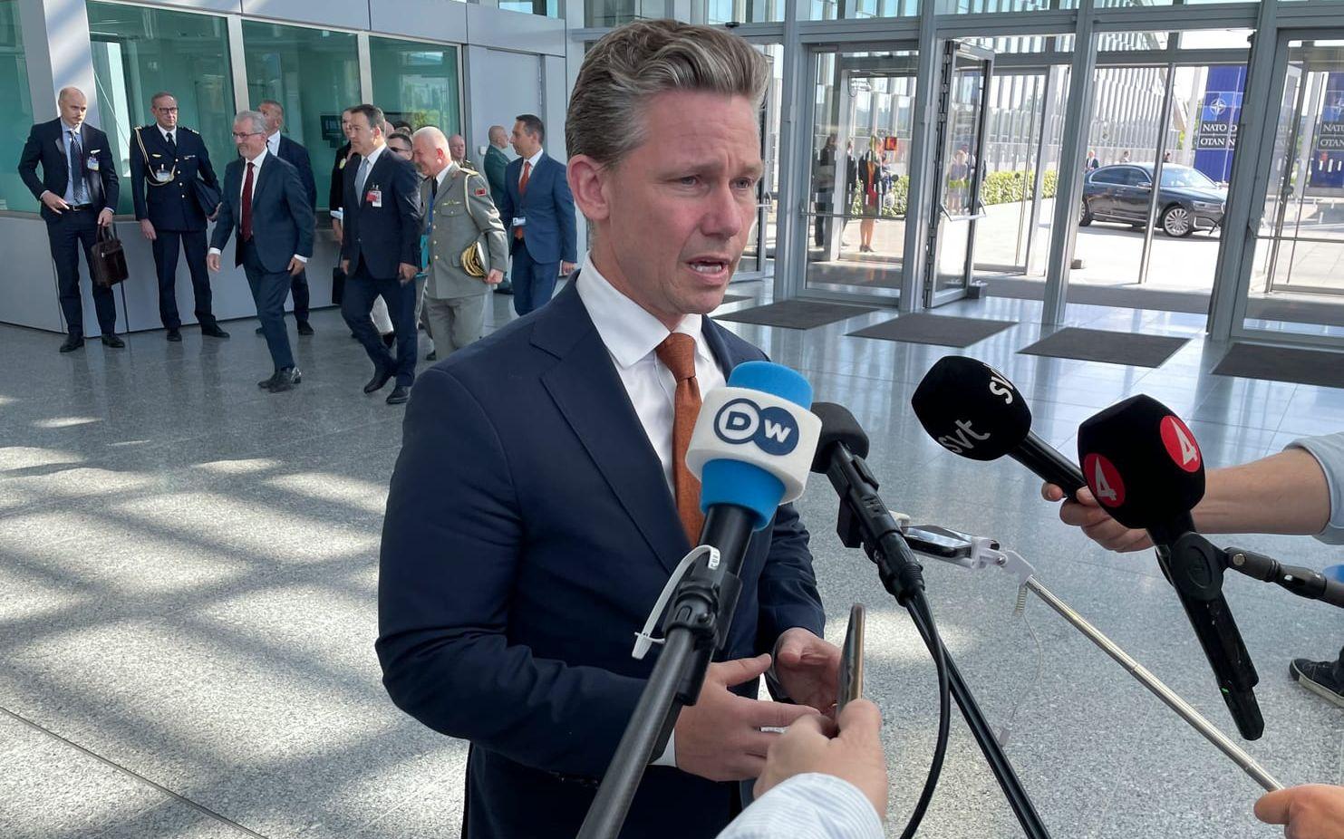 Försvarsminister Pål Jonson på väg in till torsdagens Nato- möte i Bryssel.