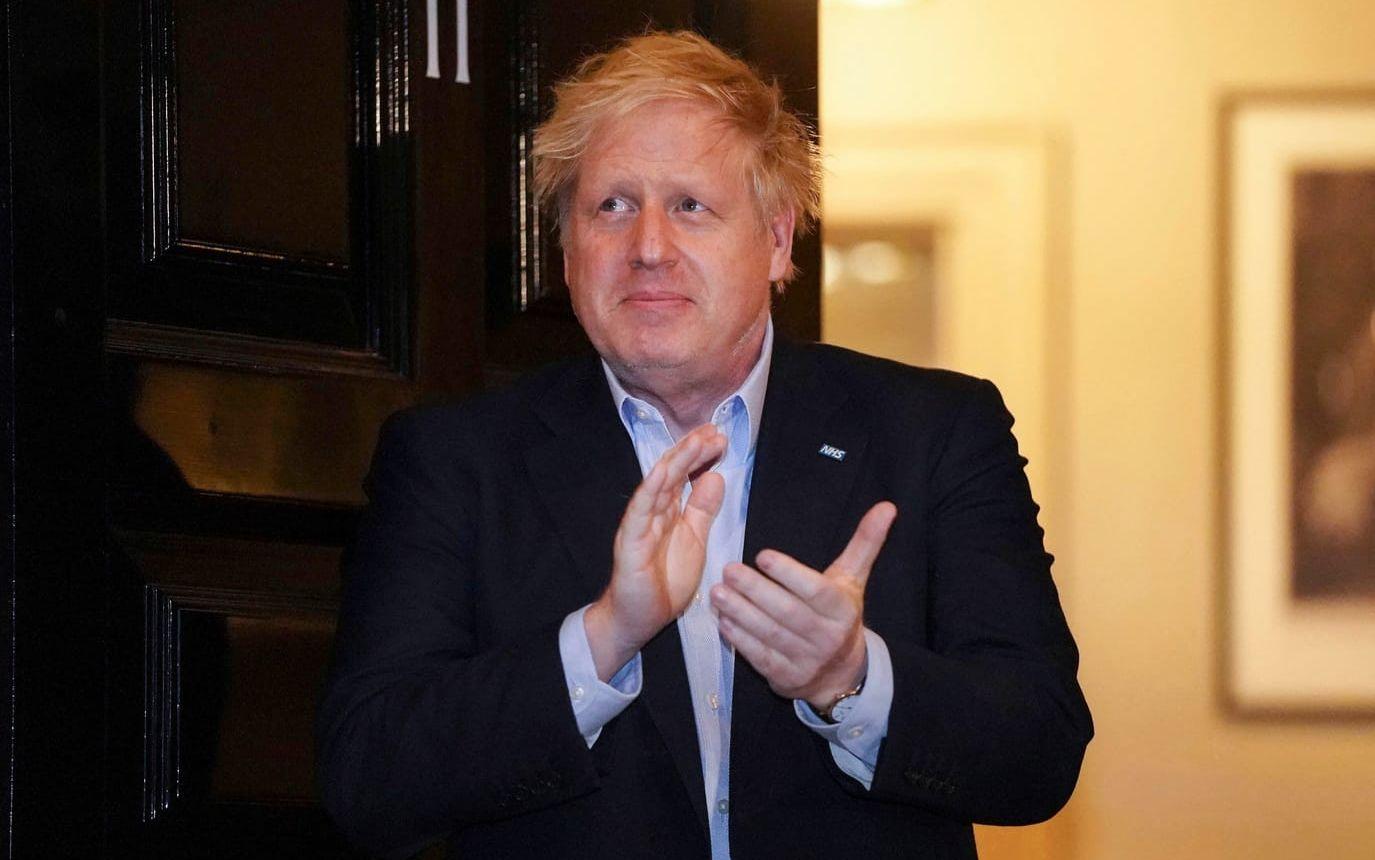 Storbritanniens premiärminister Boris Johnson applåderar utanför 11 Downing Street för att hylla sjukvårdsarbetarna som kämpar mot coronaviruset. Bilden är från i torsdags. 