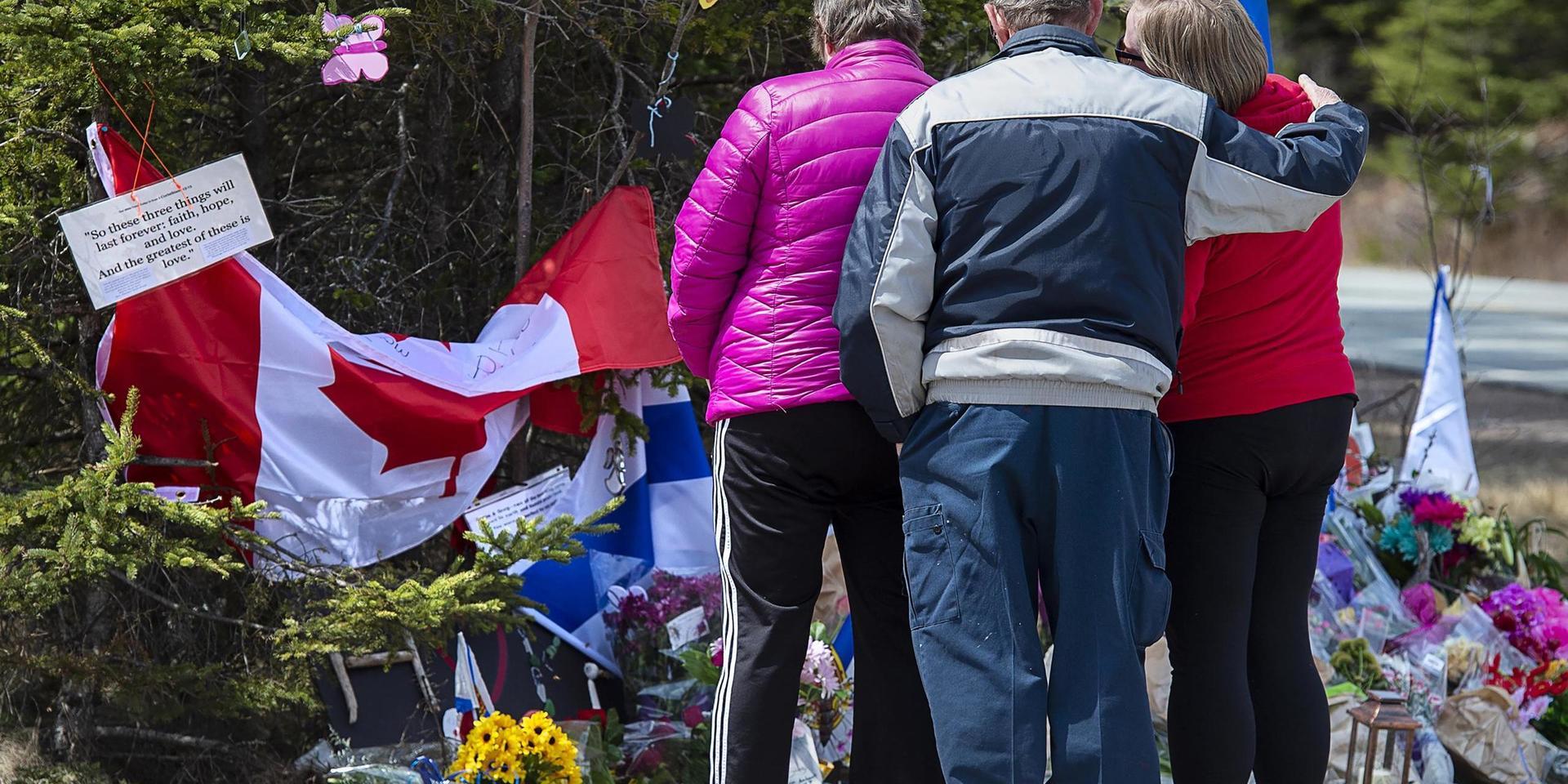 Masskjutningen i Nova Scotia i april var den dödligaste i Kanadas historia. På bilden sörjer en familj vid ett spontant minnesmärke.