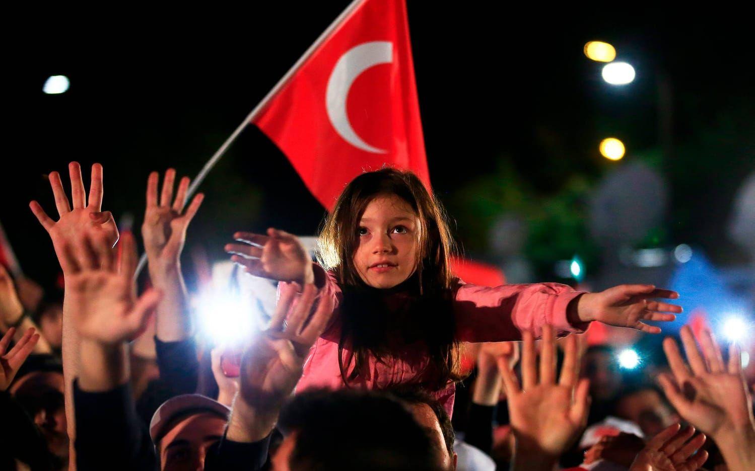 Efter omröstningen firade de som stöder Erdogan på gatorna. Bild: TT