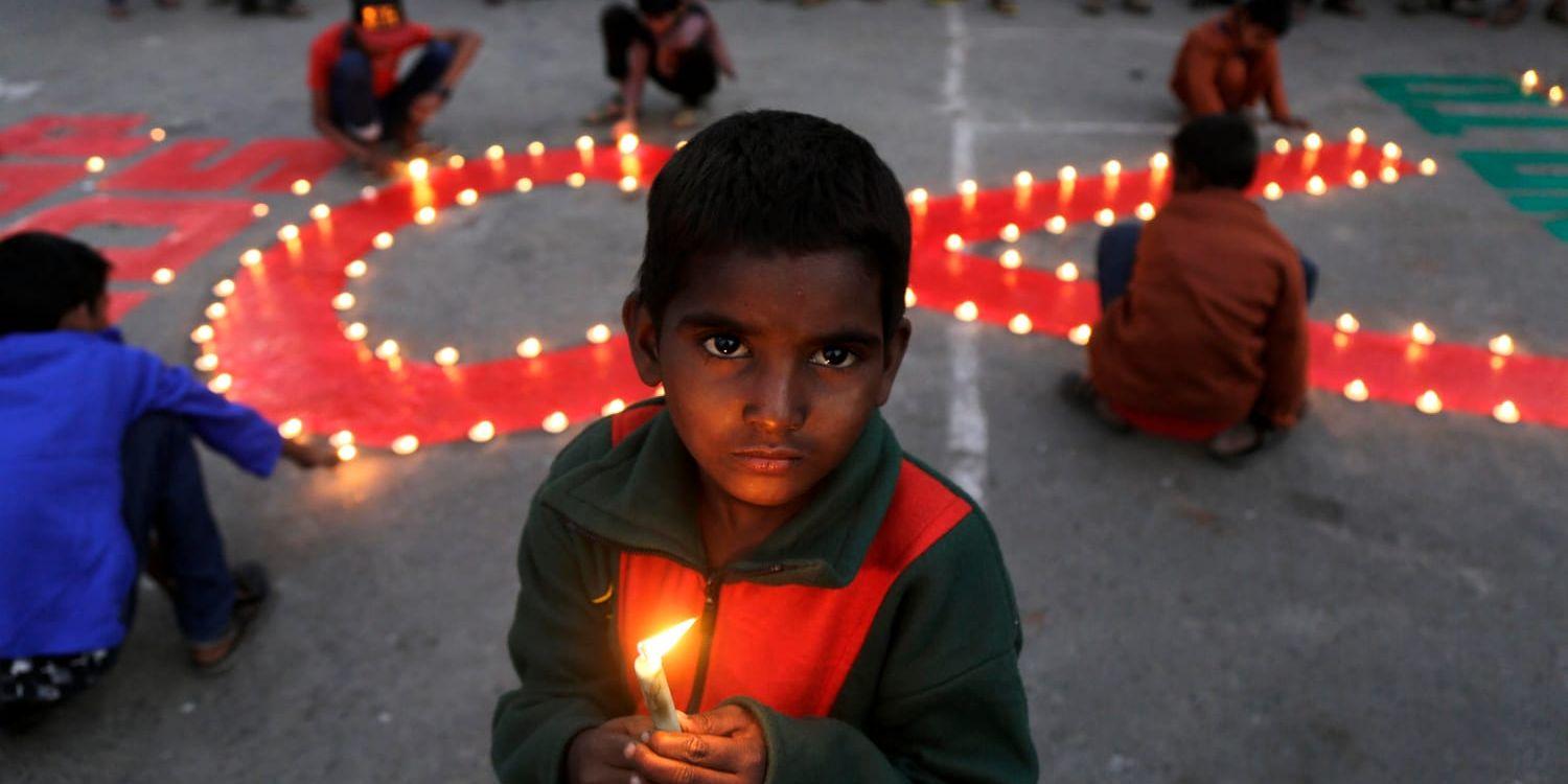 Gaubarnet Pushpa i indiska Calcutta håller ett ljus i samband med världsaidsdagen den 1 december förra året. Arkivbild.