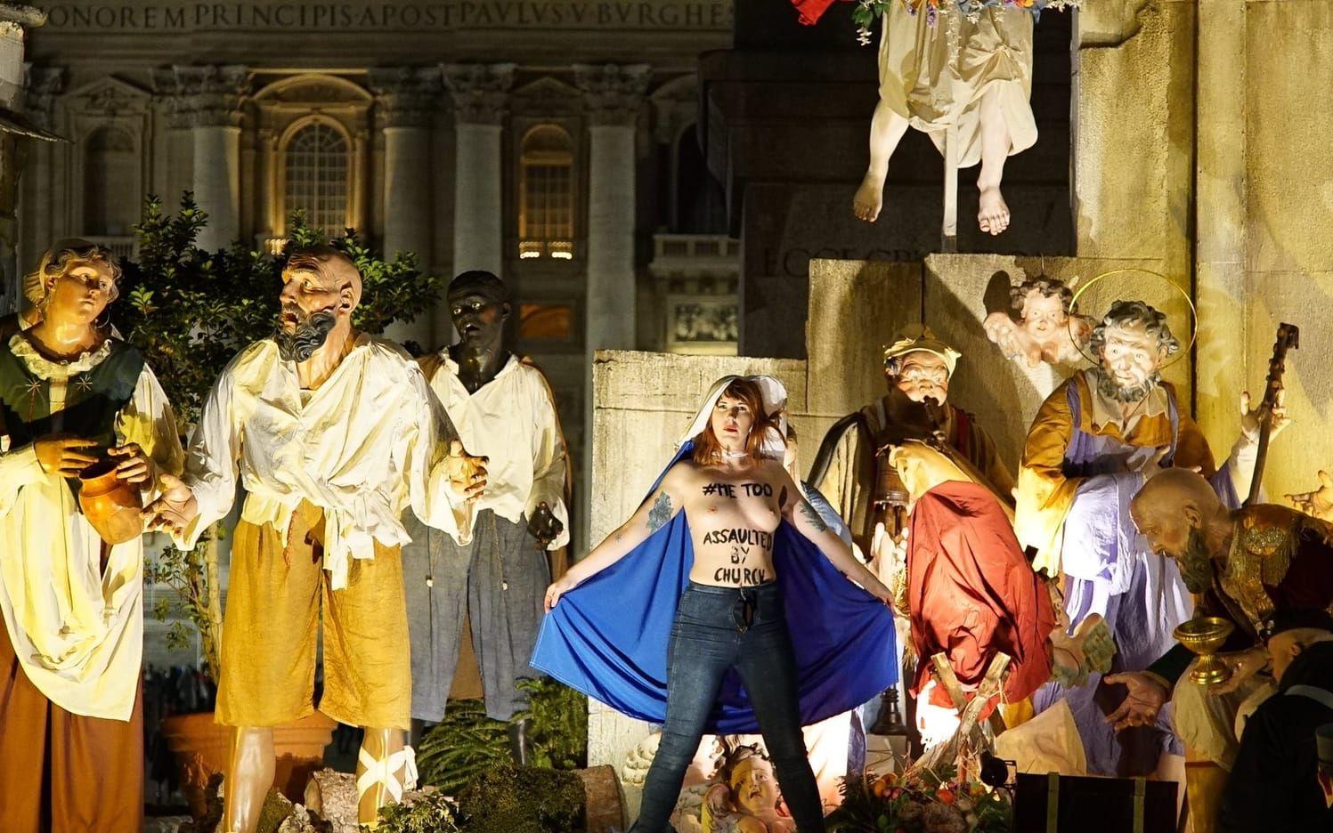 Femenaktivister uppmärksammade #metoo genom juldagsaktion i Vatikanen. Bilder: Femen