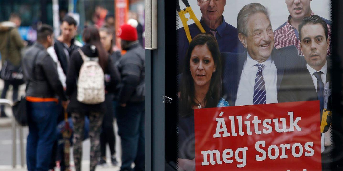 Miljardären George Soros används ofta som slagträ i det ungerska regeringspartiet Fidesz valpropaganda. Här syns valreklam med Soros i mitten, omgiven av oppositionspartiernas kandidater, utmålade som "Soros kandidater". Arkivbild.