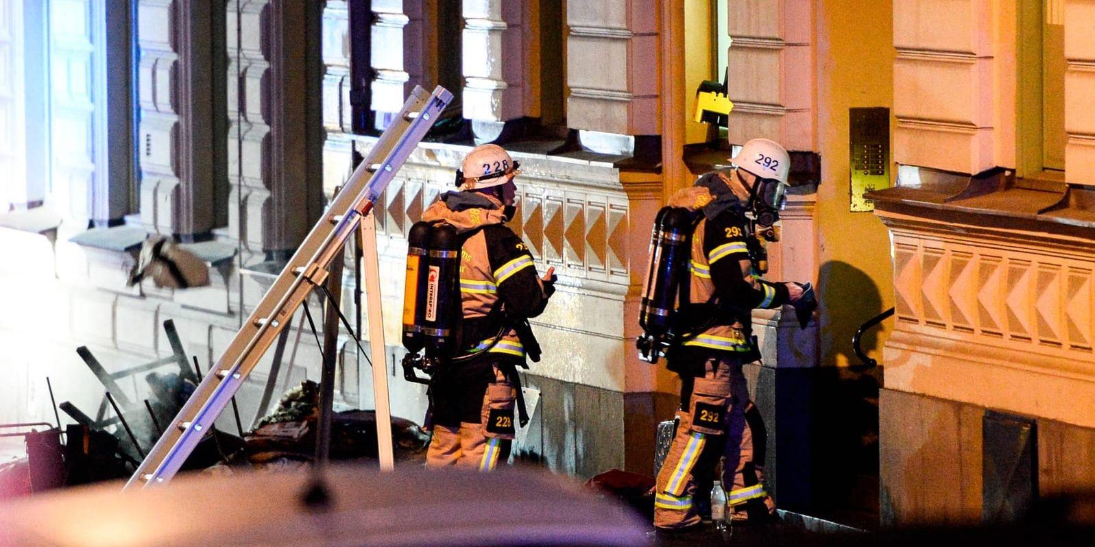En person har förts till sjukhus efter en lägenhetsbrand i ett femvåningshus på Östermalm i Stockholm.