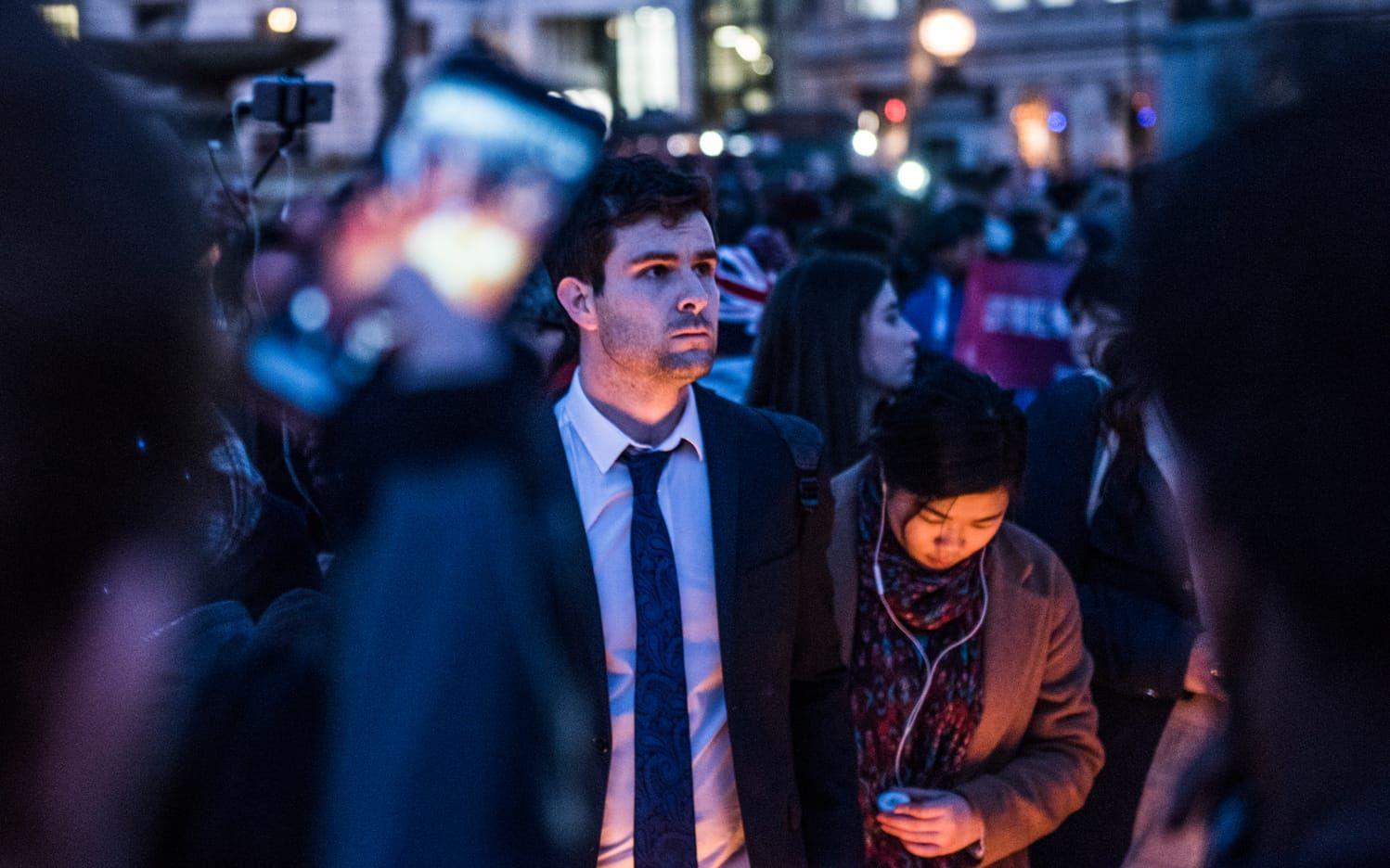 Under torsdagskvällen hölls en minnesstund för attackens offer vid Trafalgar Square. Foto: Olof Ohlsson
