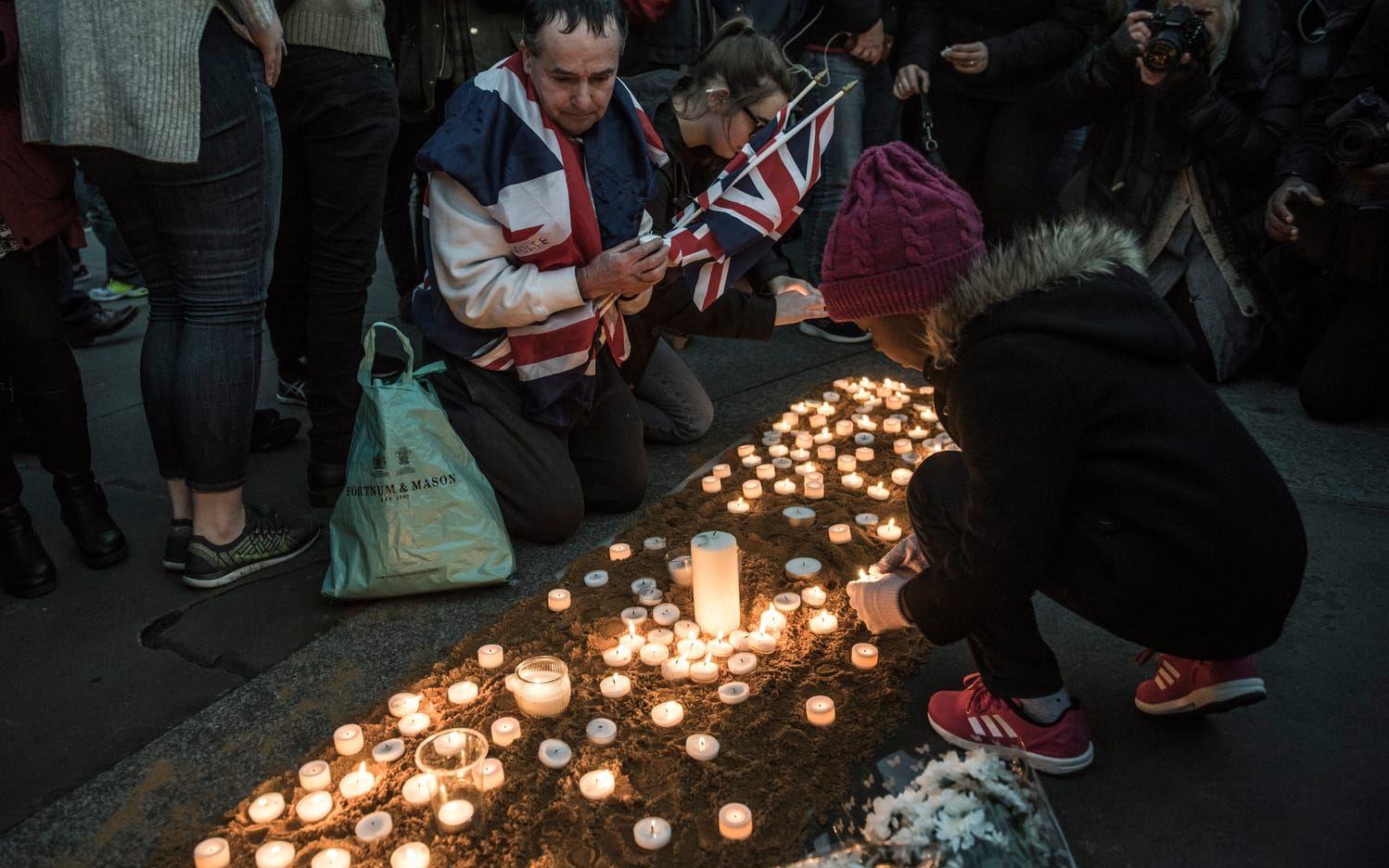 Under torsdagskvällen hölls en minnesstund för attackens offer vid Trafalgar Square. Foto: Olof Ohlsson
