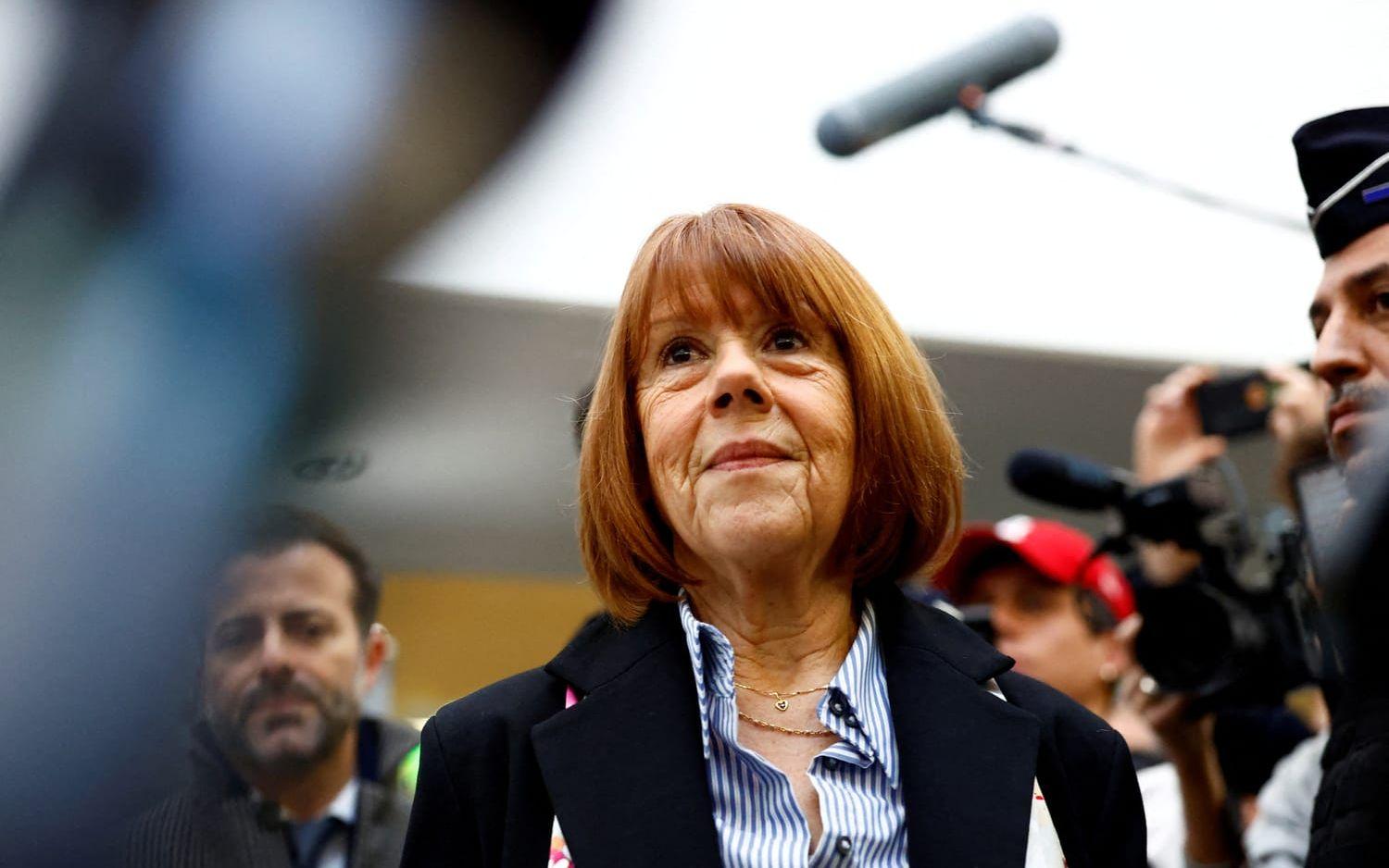 Gisèle Pelicot, som utsatts för våldtäkter som arrangerats av hennes tidigare make, anlände till rätten på fredagsmorgonen.