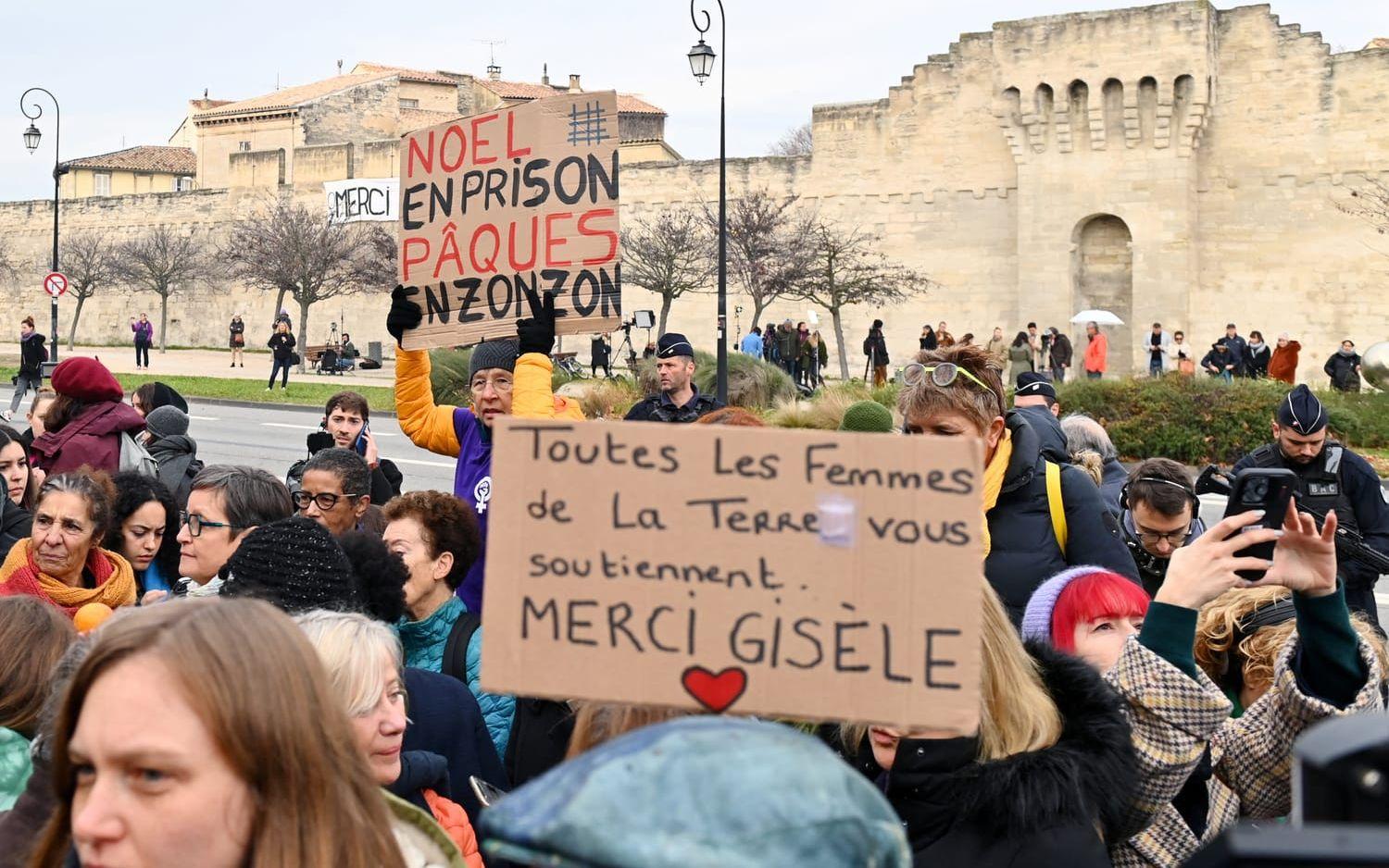 Många samlades utanför domstolen för att stötta Gisèle Pelicot när domarna lästes upp på torsdagen.