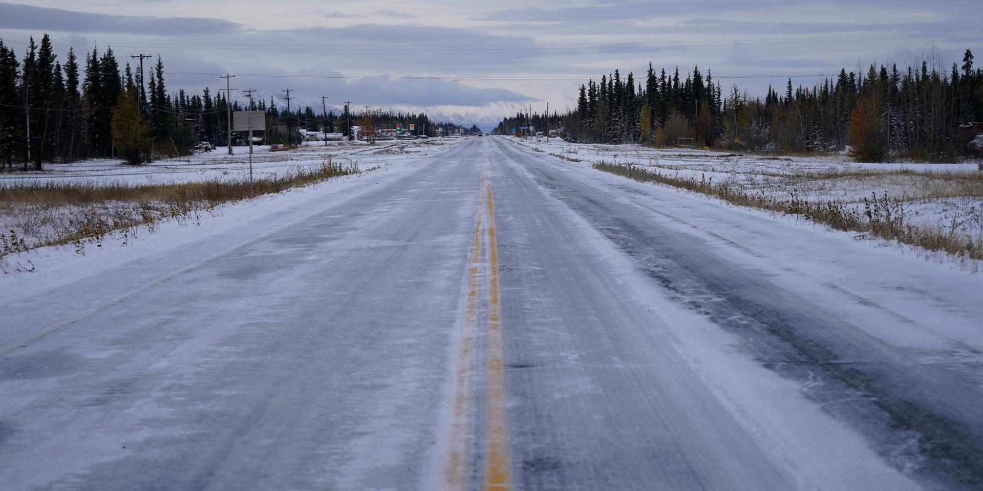 Transportmyndigheten i landet menar att isen på vägarna inte går att få bort då det är minusgrader i marken.