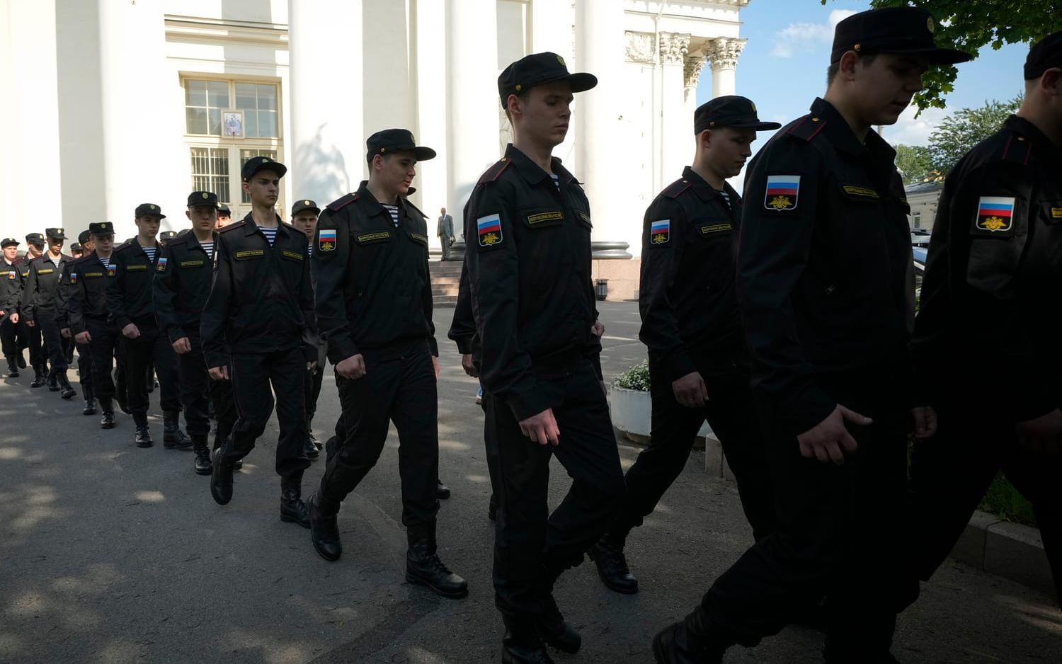 Ryska värnpliktiga på väg mot träning. Arkivbild från 2023.