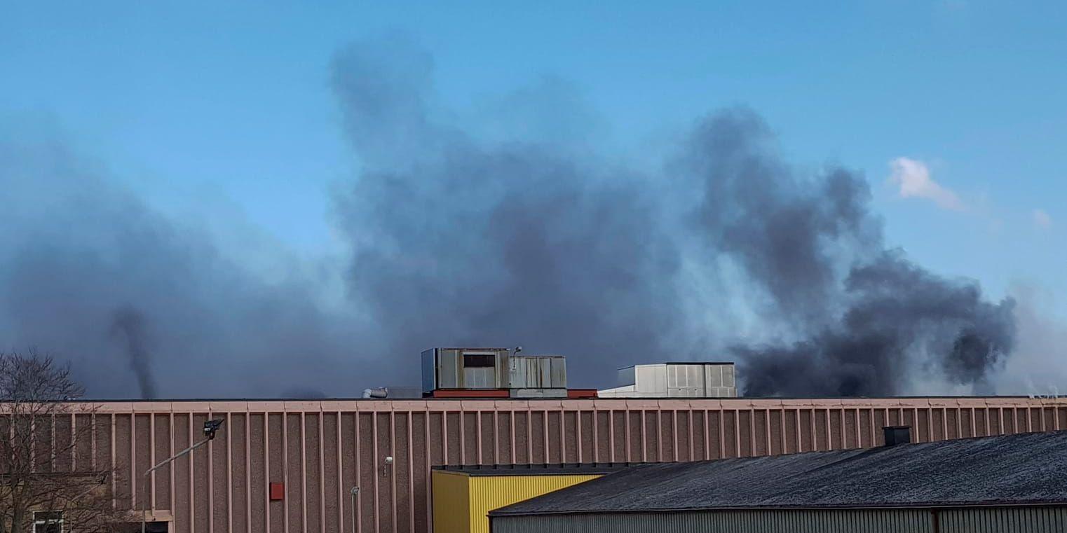 Branden i en industribyggnad i Kalmar är nu i princip släckt.
