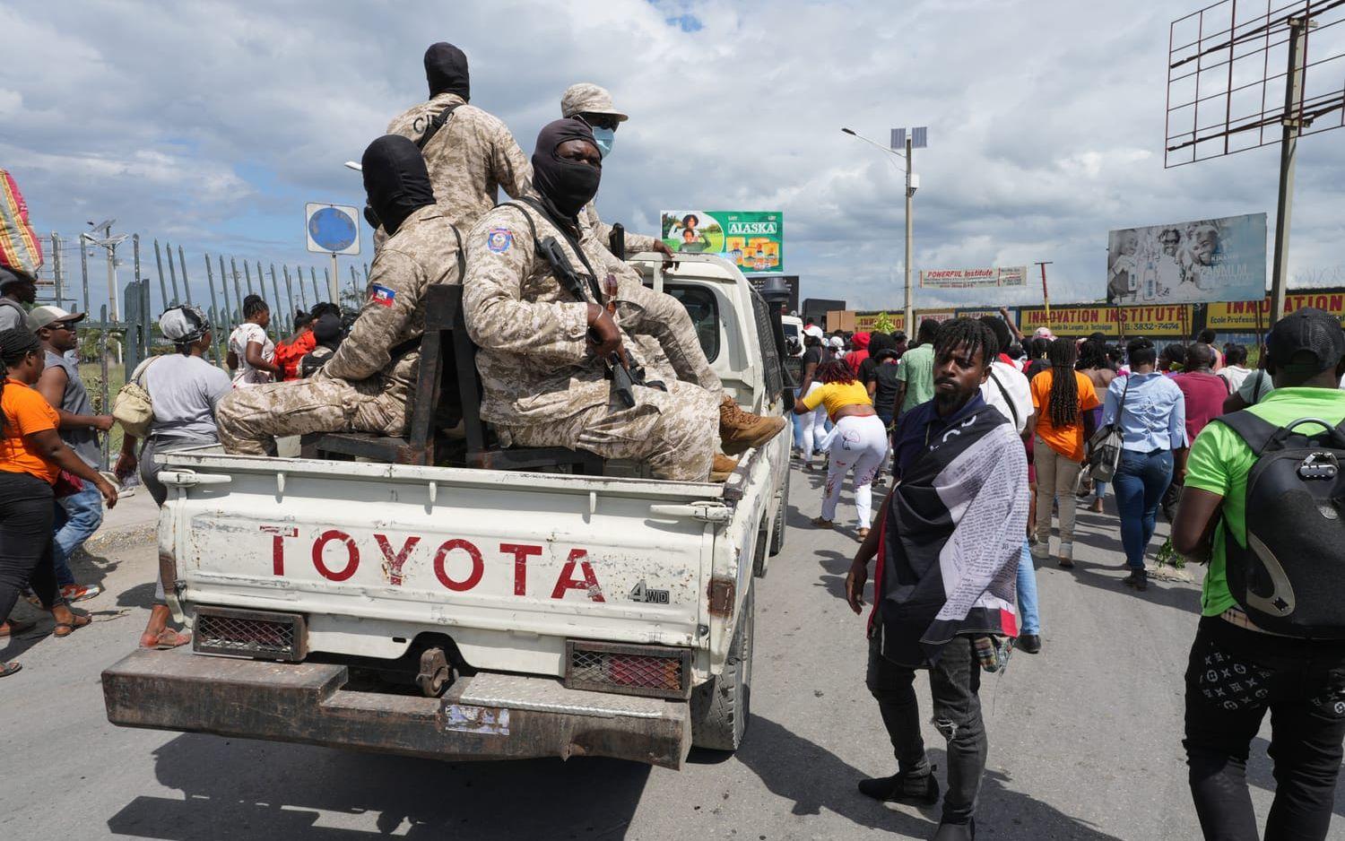 Nationell polis i Haiti får stöd av internationell säkerhetsstyrka.