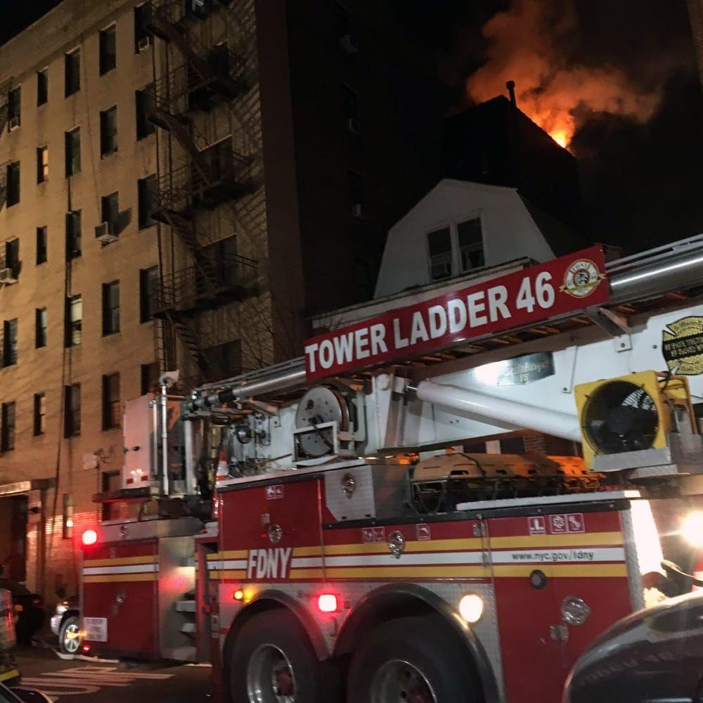 Branden bröt ut klockan 04:30, lokal tid, i New York.