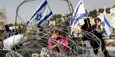 Israeliska bosättare protesterade i torsdags mot att 88 palestinska familjer efter fem år ska få tillträde till den gata i Hebron där de bor.