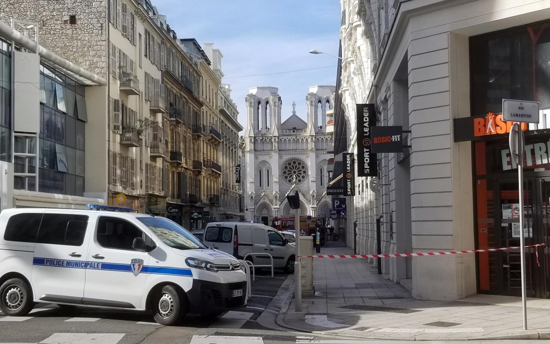 Tre personer har avlidit. Enligt borgmästaren i Nice tyder allt på att det rör sig om ett terrordåd.