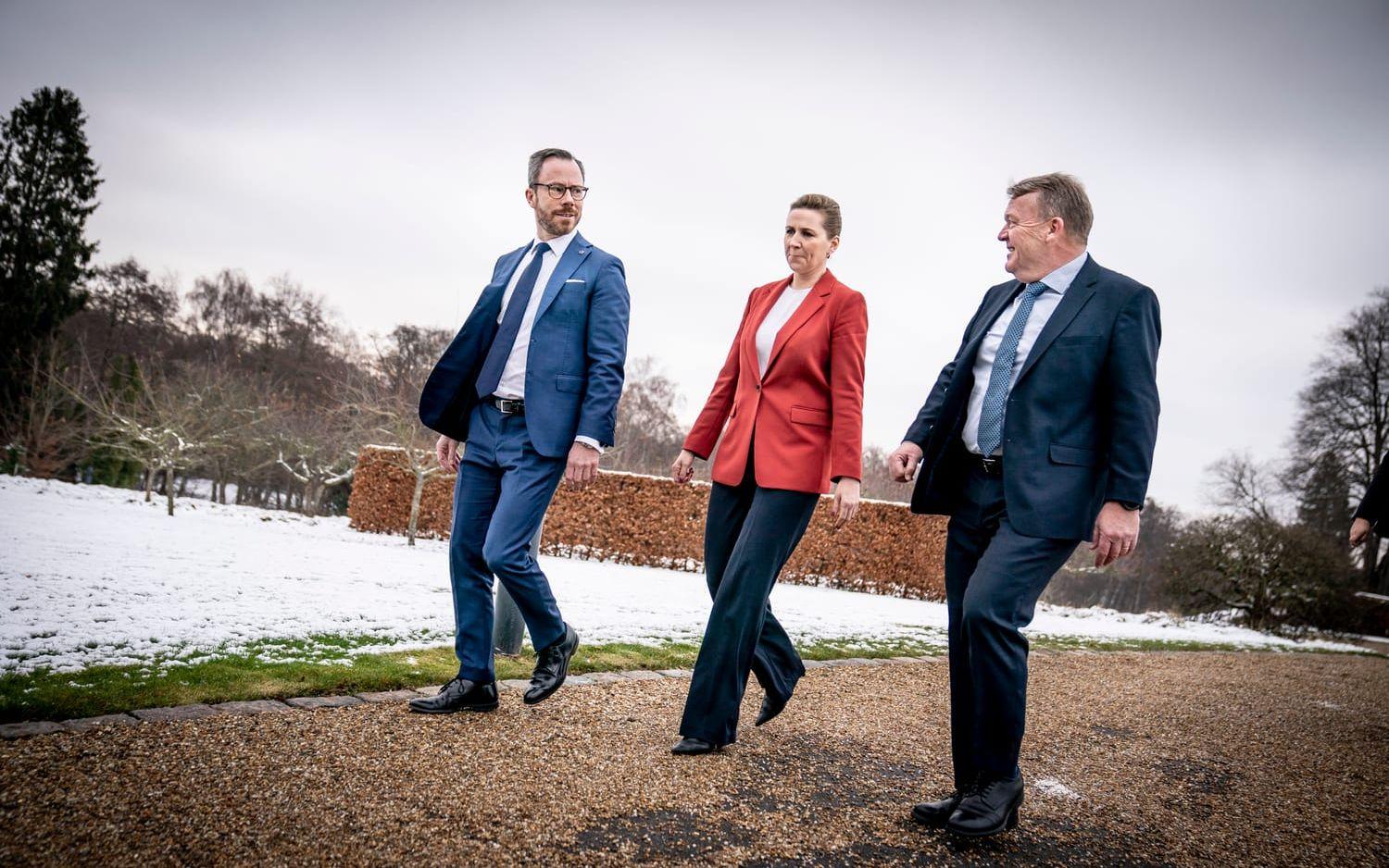 Partiledarna Jakob Ellemann-Jensen (Venstre), Mette Frederiksen (Socialdemokratiet) och Lars Løkke Rasmussen (Moderaterne) har bildat en blocköverskridande dansk regering.