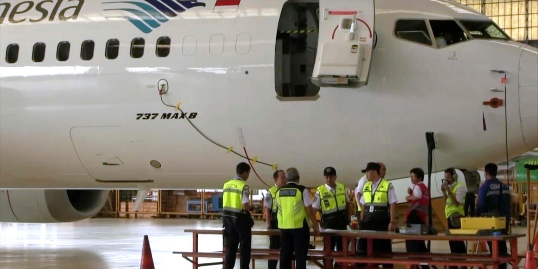 Ett Boeing 737 Max 8 tillhörande det indonesiska flygbolaget Garuda blir inspekterat på flygplatsen Soekarno Hatta i Jakarta efter olyckan i Etiopien tidigare i mars. Arkivbild.