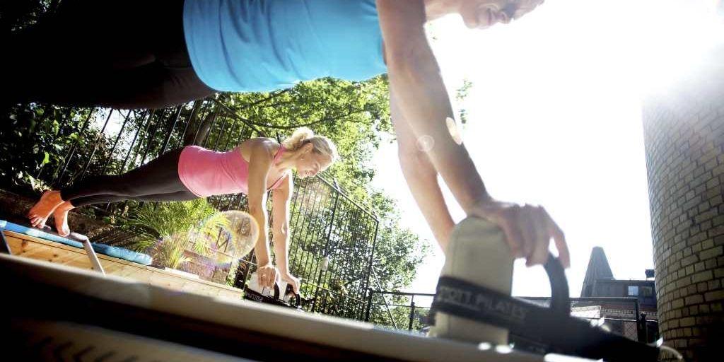Linda Erlandsson och Jasmin Salhi på Pilates Complete visar tre övningar.