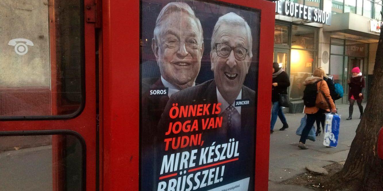 "Ni har rätt att veta vad Bryssel förbereder" lyder texten på affischer som den ungerska regeringen satt upp runt om i landet för att markera mot vad man anser vara en anti-ungersk politik från EU-kommissionens ordförande Jean-Claude Juncker (till höger). Juncker anklagas för att vara i maskopi med ungersk-amerikanske affärsmannen George Soros (till vänster). Arkivfoto.