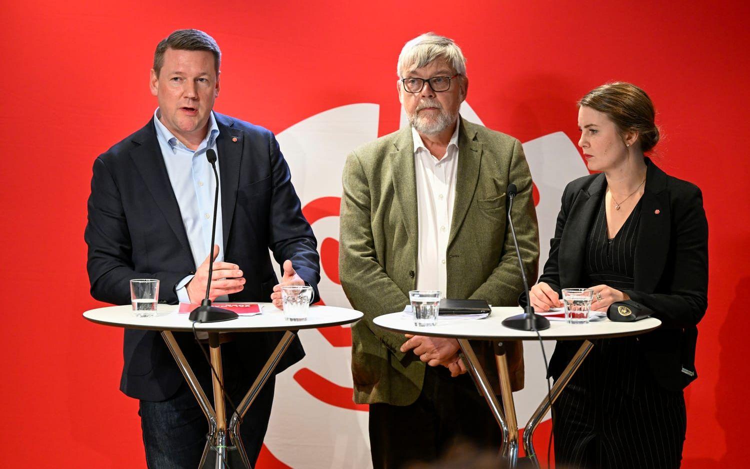 Socialdemokraternas partisekreterare Tobias Baudin och valanalysgruppens ledare Leif Jakobsson och Ida Karkiainen.