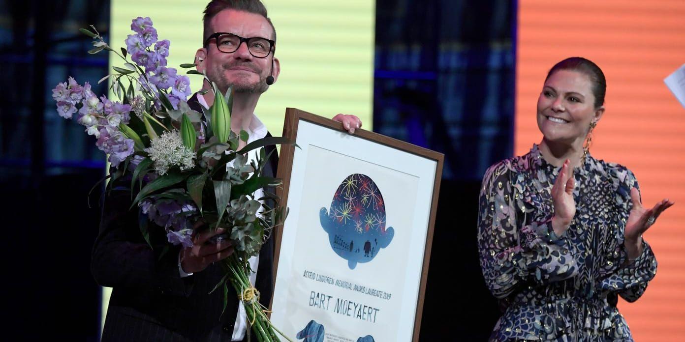 Den belgiske författaren och pristagaren Bart Moeyaert tog emot Almapriset av kronprinsessan Victoria under måndagskvällens prisutdelning i Konserthuset i Stockholm.