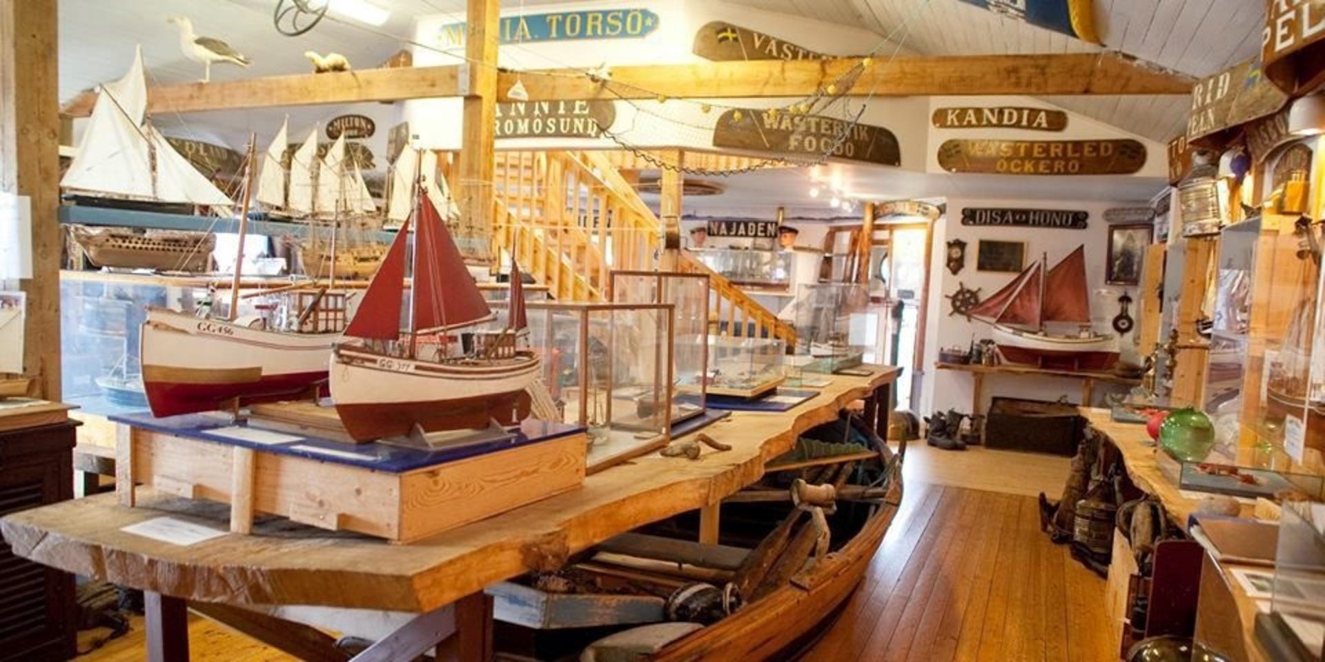 På Fiskemuseet vid Hönö Klova hamn lär sig besökare om fiskebåtarnas historia och kan även ta del av de pågående konstutställningar.
