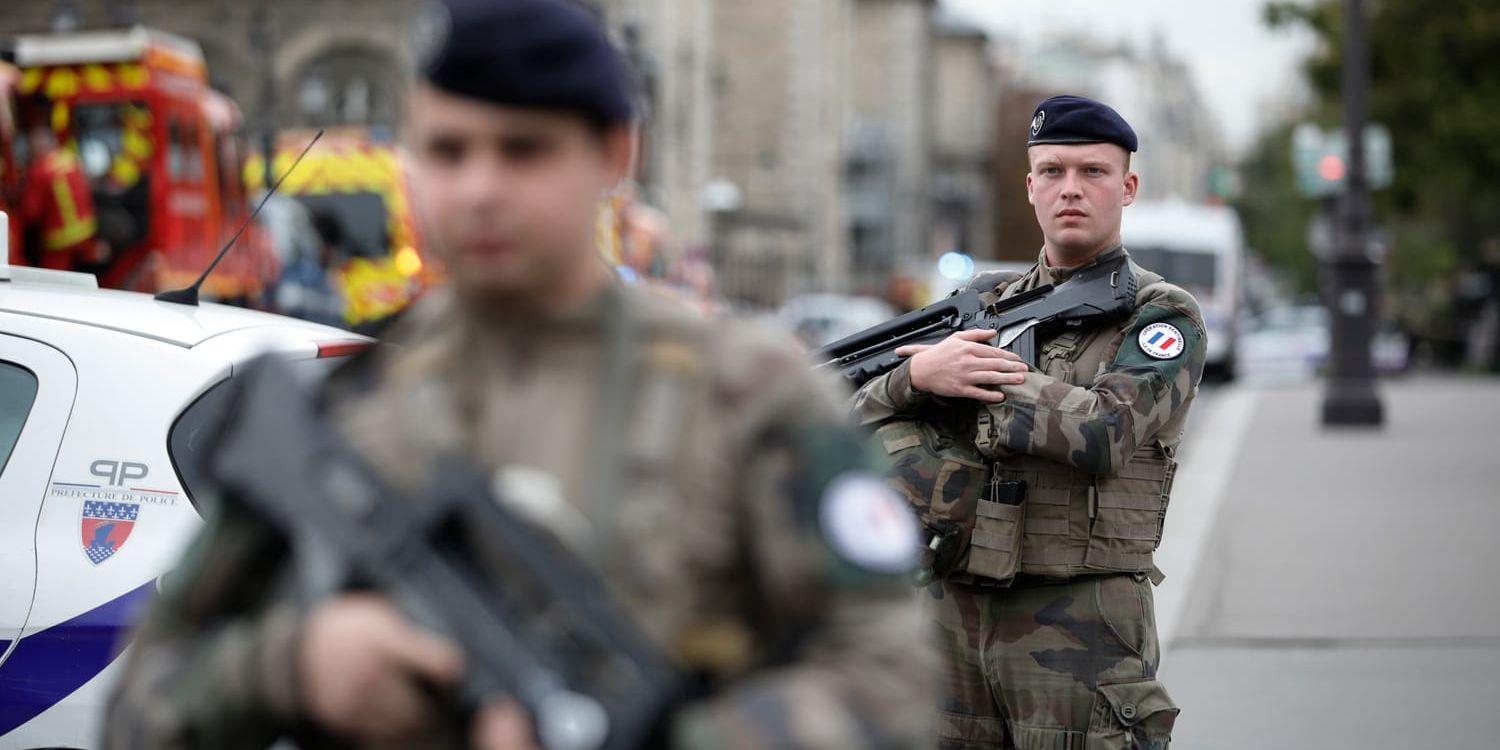 Beväpnade soldater befinner har sedan dådet bevakat polisens högkvarter i den franska huvudstaden.