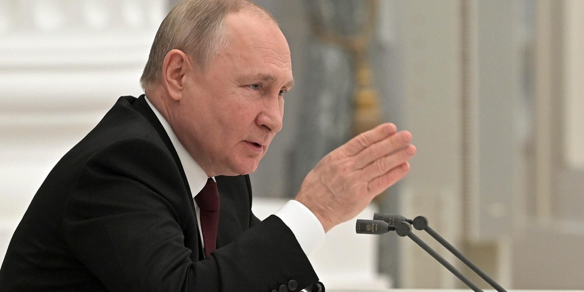 Sent på måndagskvällen meddelade Vladimir Putin att ryska ”fredsbevarande styrkor” är på väg till Ukraina. Under tisdagsmorgonen rapporteras att ryska pansarvagnar synts utanför Donetsk.