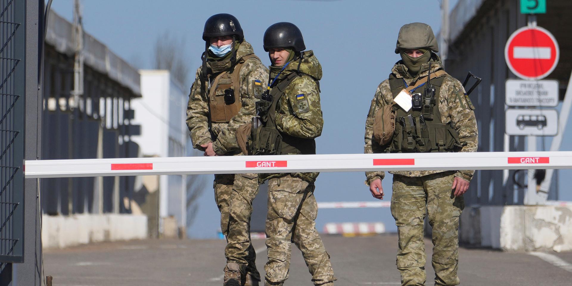 Ukrainska gränsvakter vid gränsen till området Novotroitske som kontrolleras av separatister i östra Ukraina. 