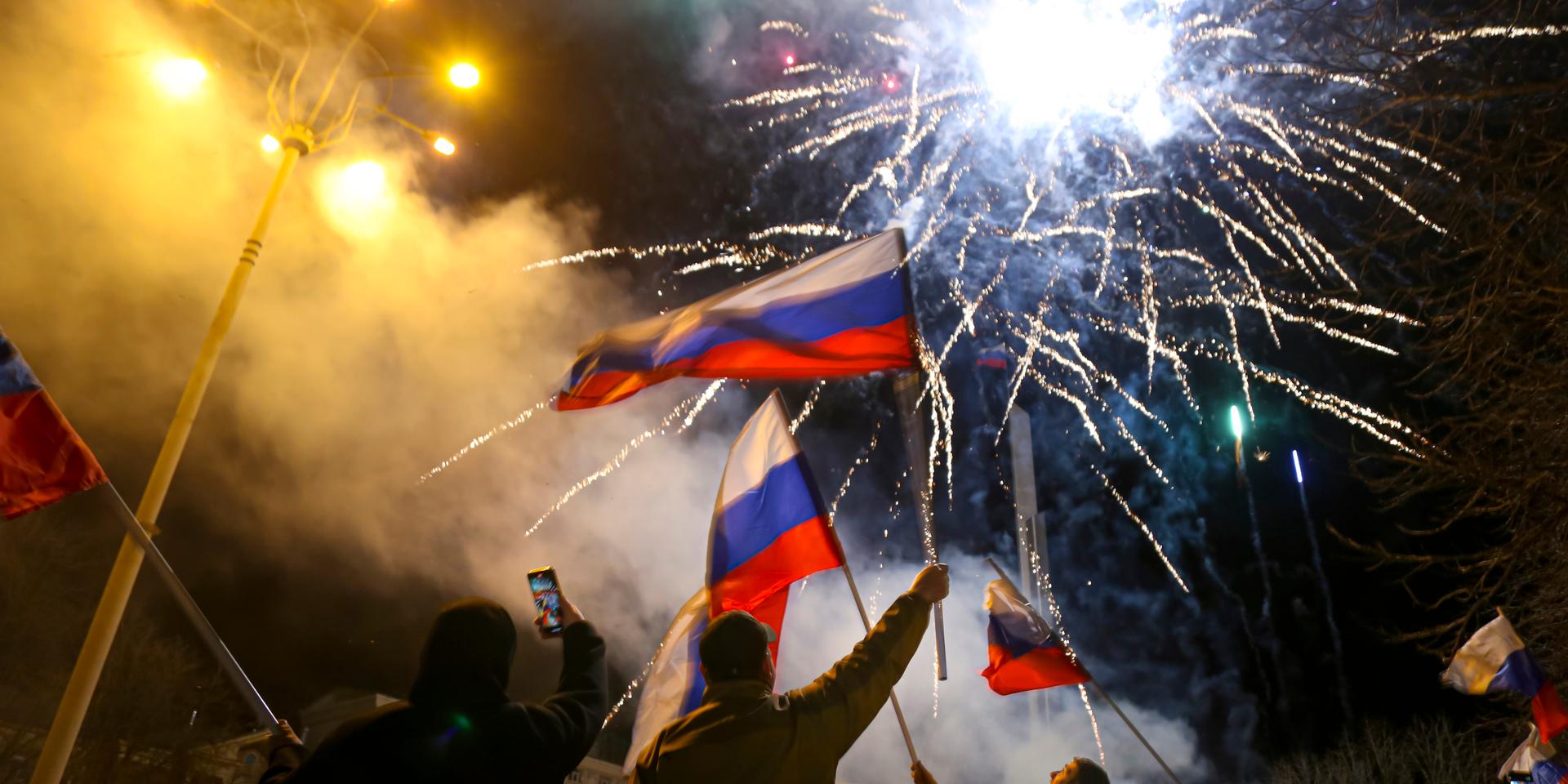 I utbrytarregionen Donetsk som kontrolleras av ryska separatister firades det i går efter Putins besked om att erkänna utbrytar på måndagskvällen. 