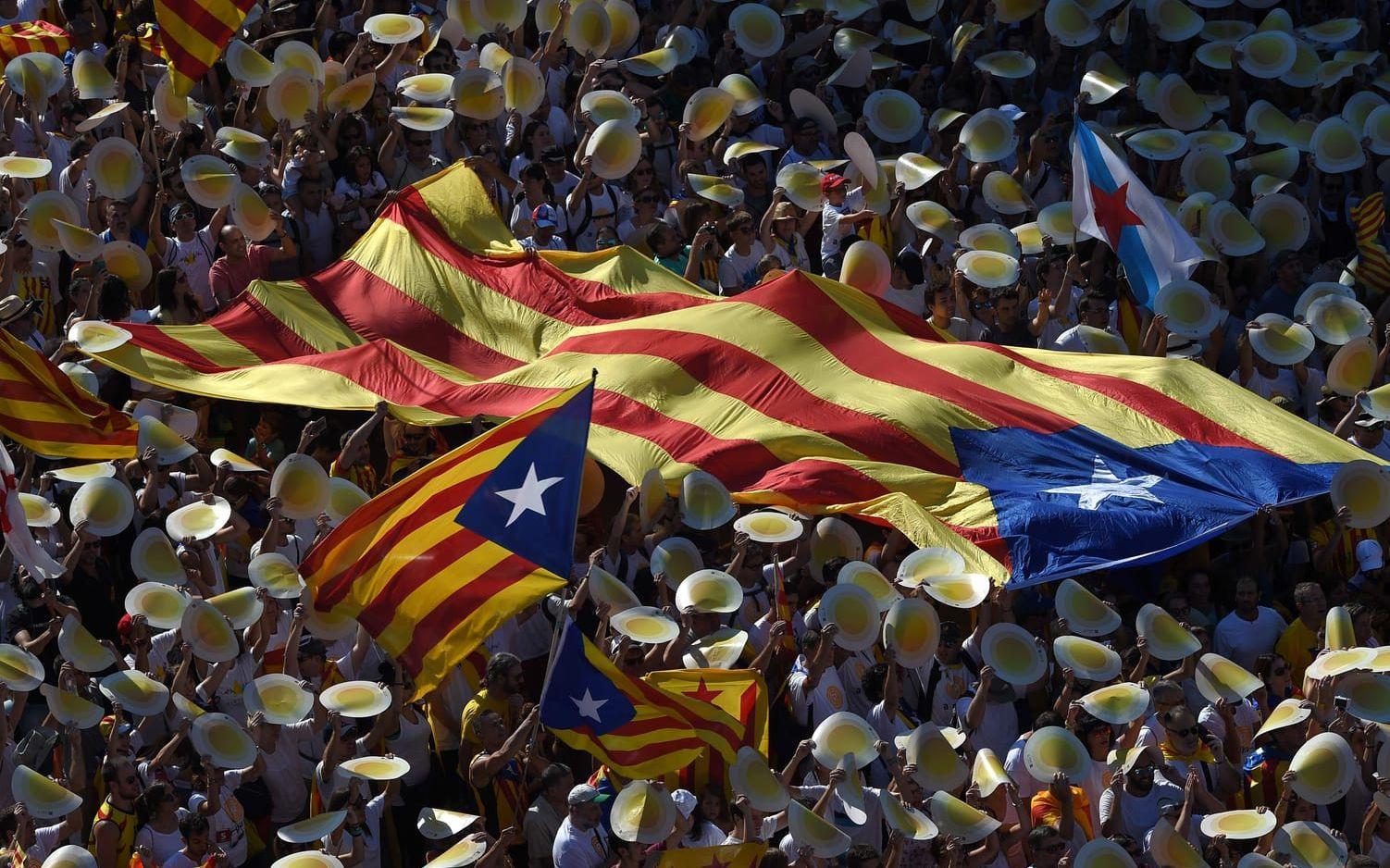 Scener som påminde om en fotbollspublik, fast med glada nationaldagsfirande katalaner. Bild: TT
