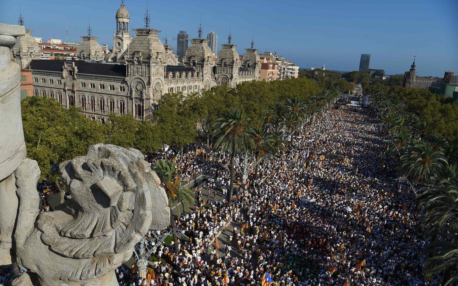 Hundratusentals tog sig ut för att demonstrera på Barcelonas gator: Bild: TT