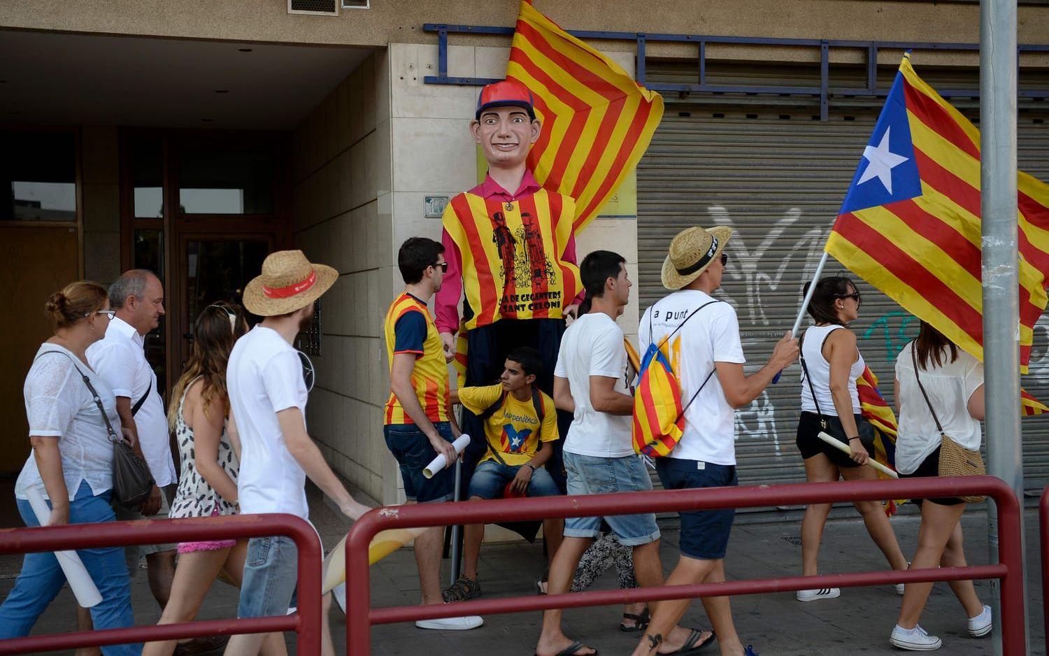 På bilderna känns det som att hela Barcelona förvandlats till ett enda nationaldagsfirande. Bild: TT