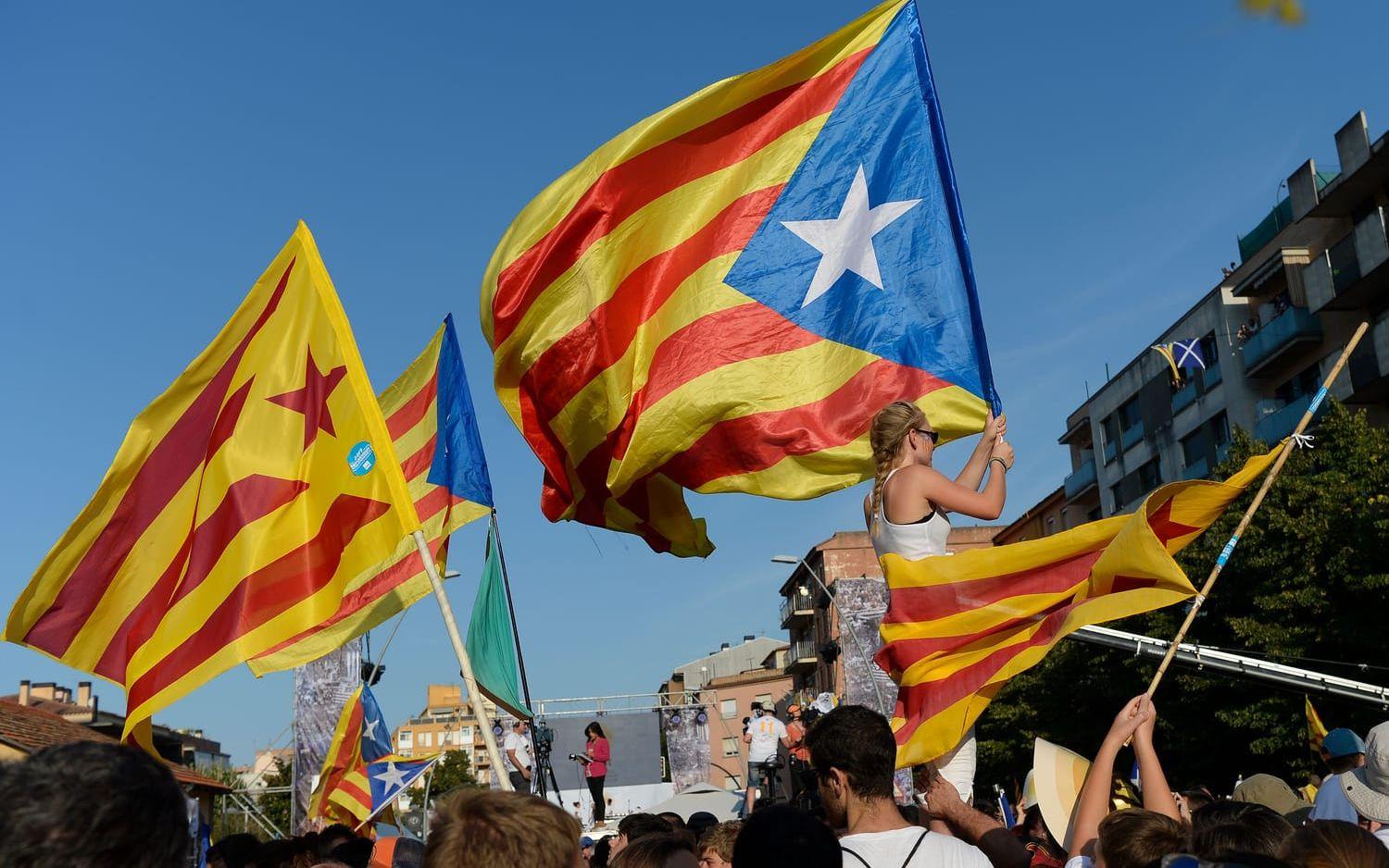 Fler flaggor i de katalanska färgerna. Bild: TT